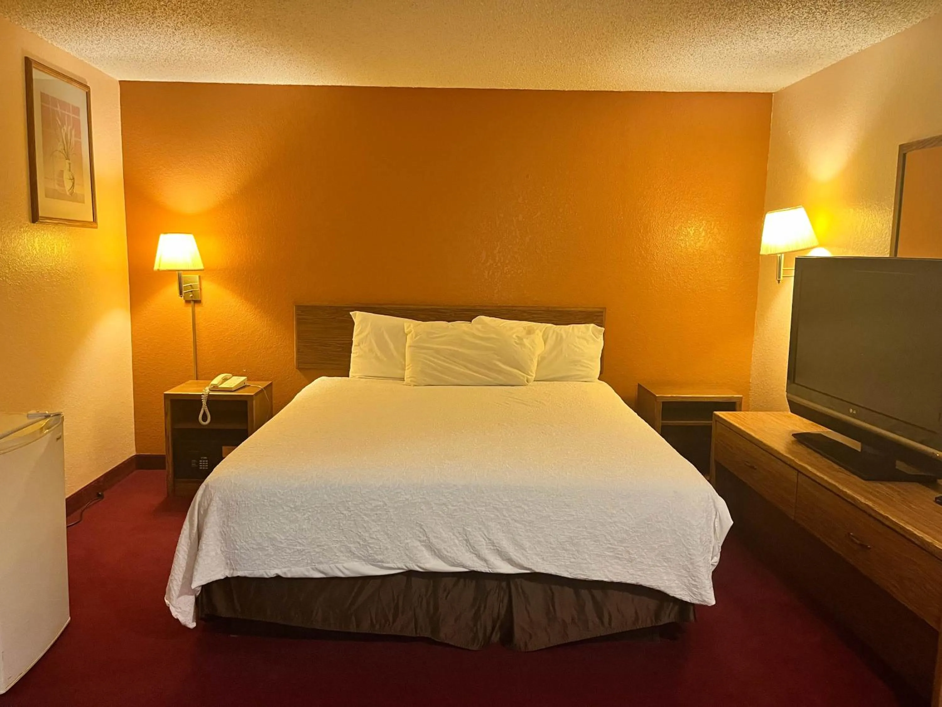 Bedroom, Bed in Super 8 by Wyndham Deming NM
