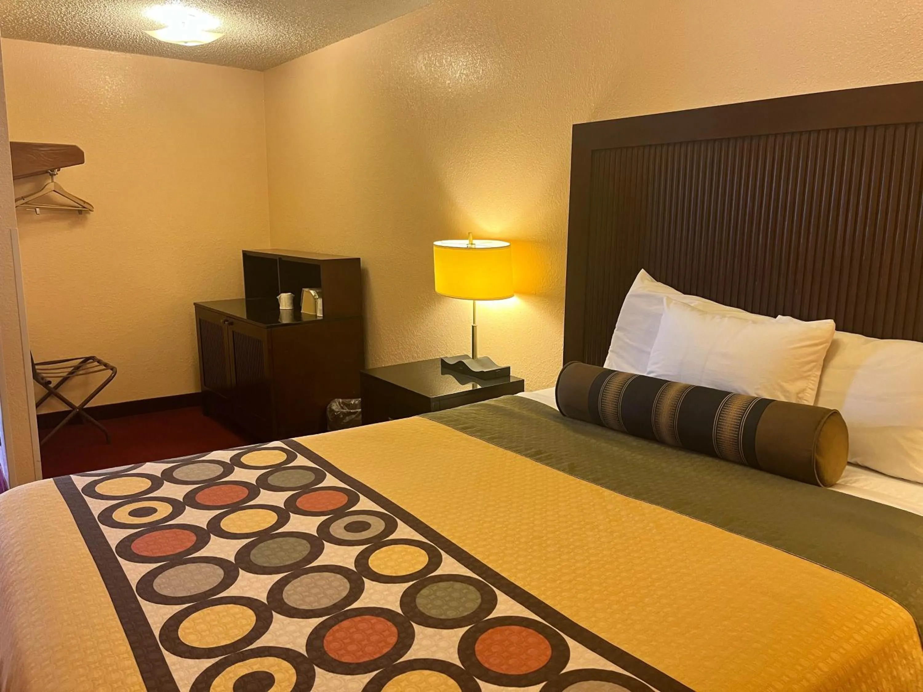 Bedroom, Bed in Super 8 by Wyndham Deming NM