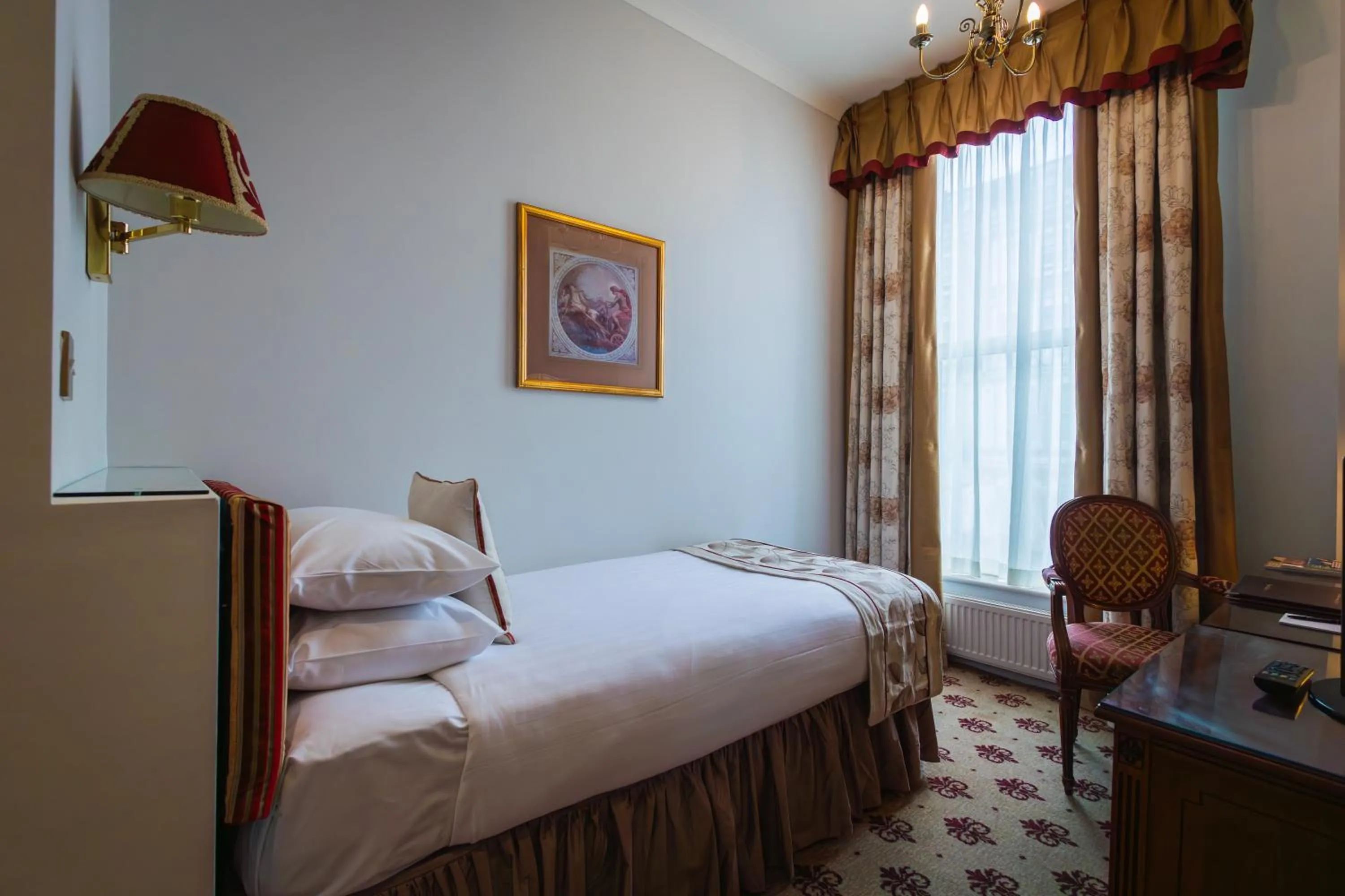 Bedroom, Bed in London Lodge Hotel