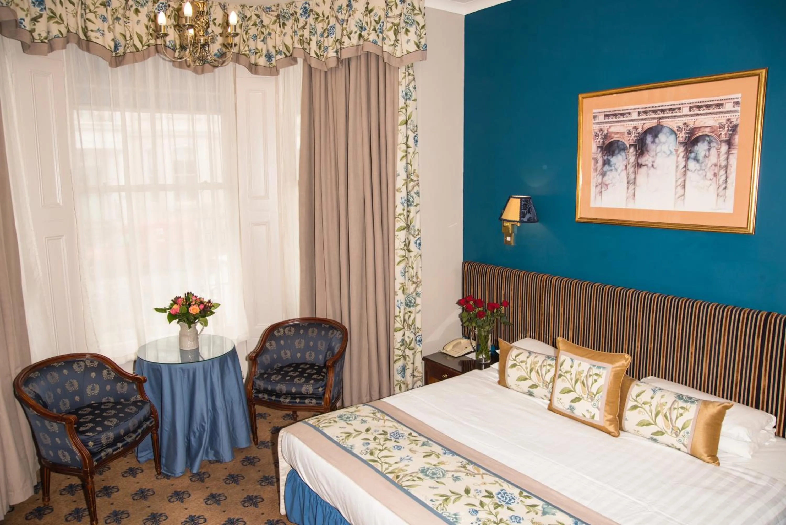 Photo of the whole room, Bed in London Lodge Hotel