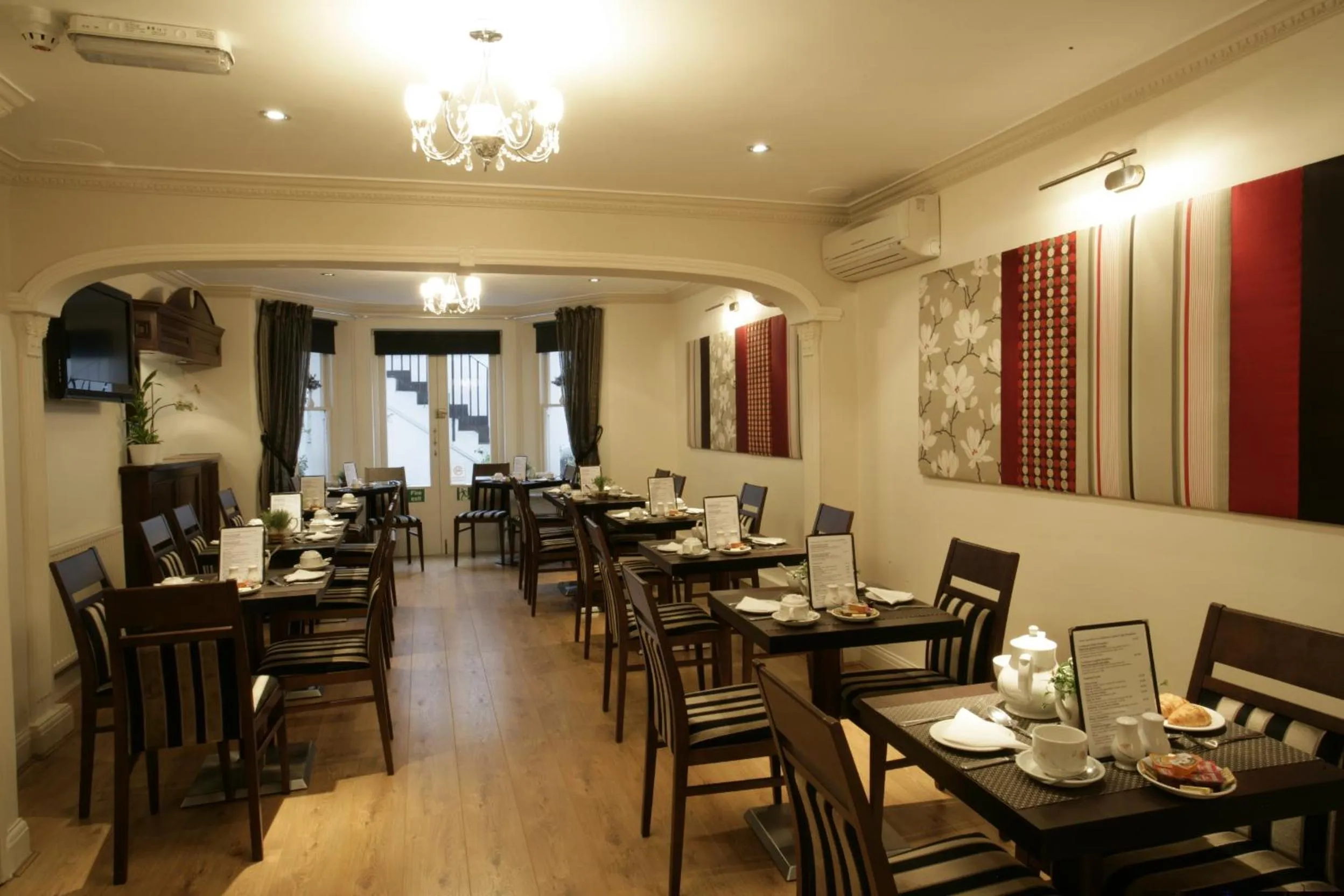 Restaurant/places to eat in London Lodge Hotel