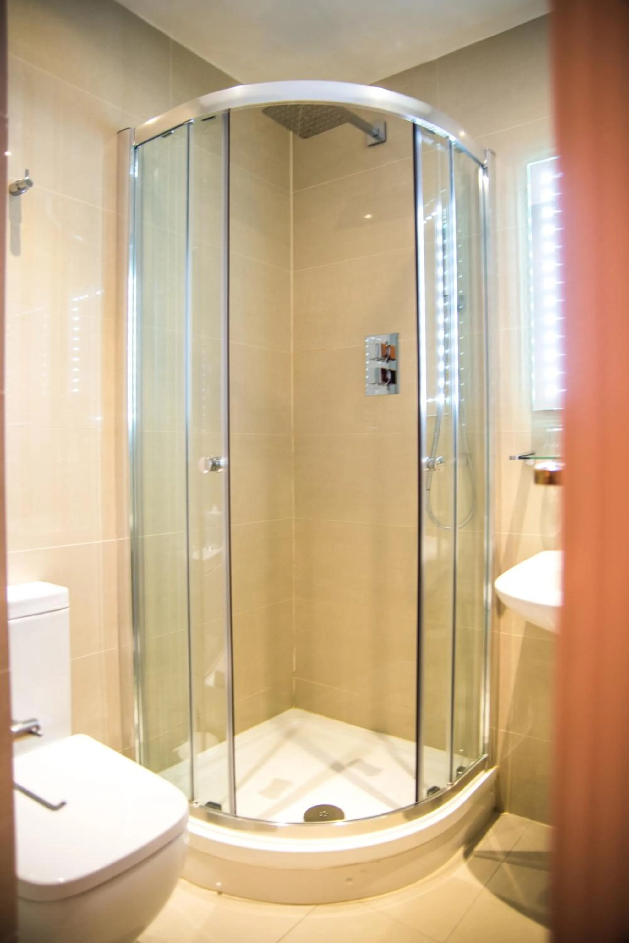 Shower in London Lodge Hotel