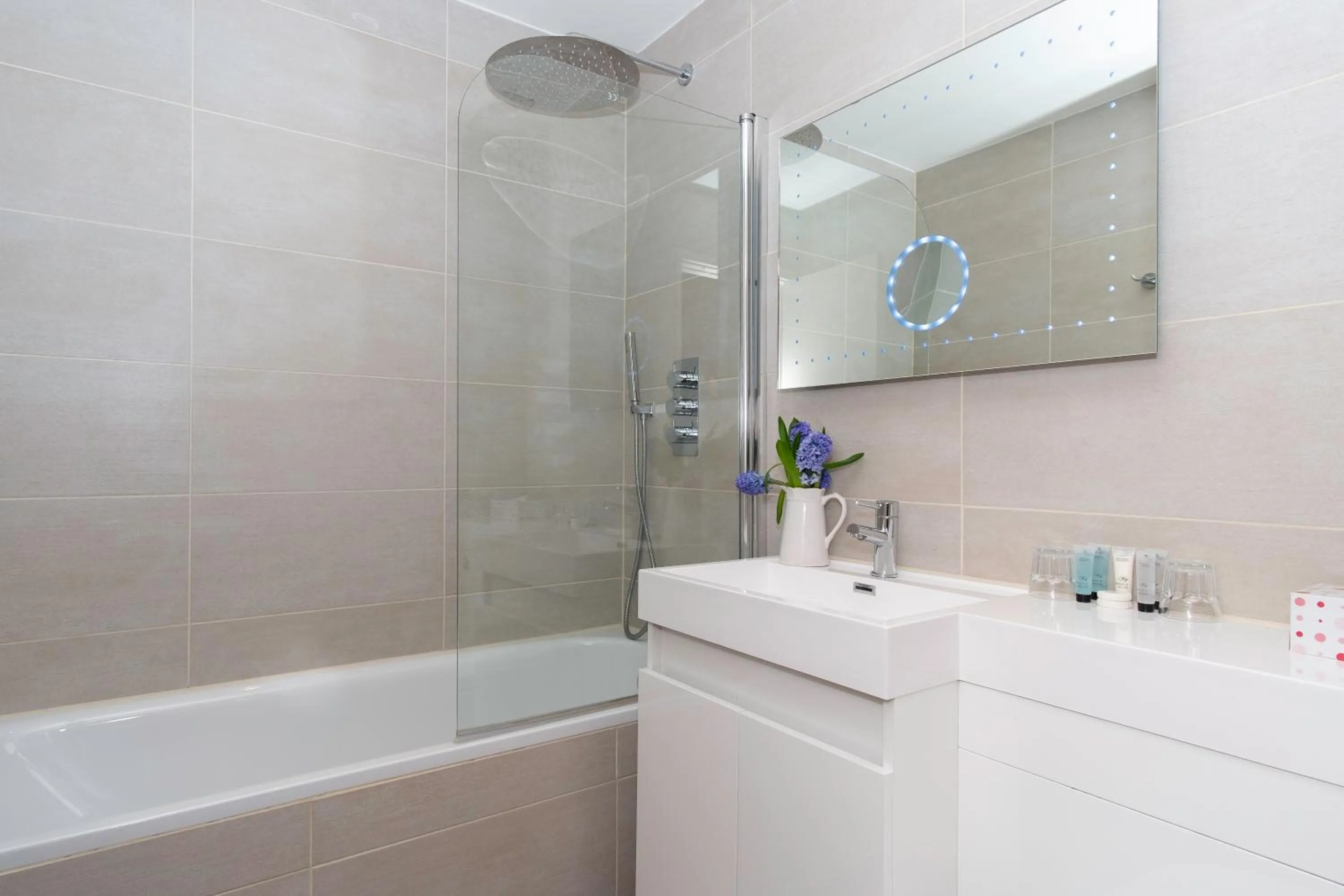 Bathroom in London Lodge Hotel