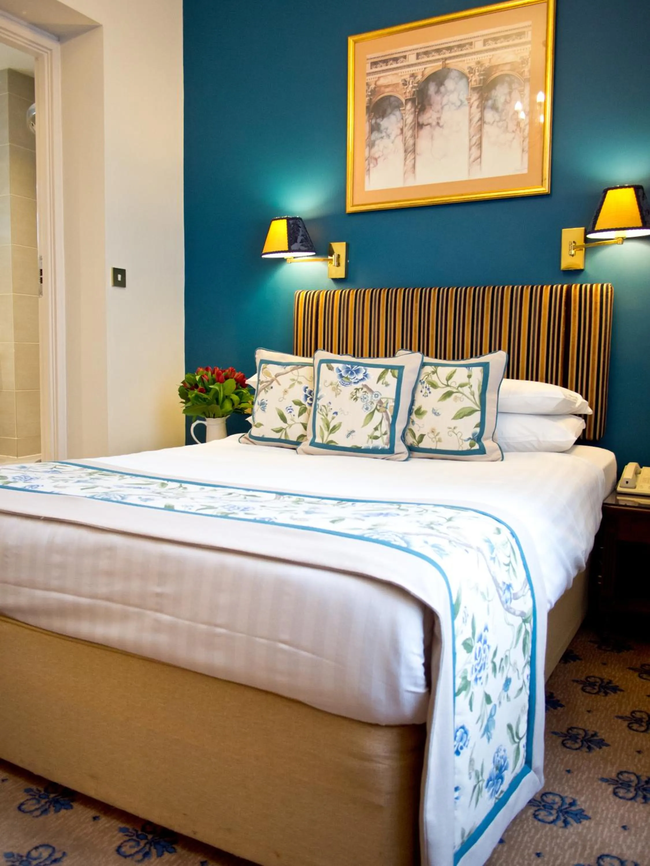 Photo of the whole room, Bed in London Lodge Hotel