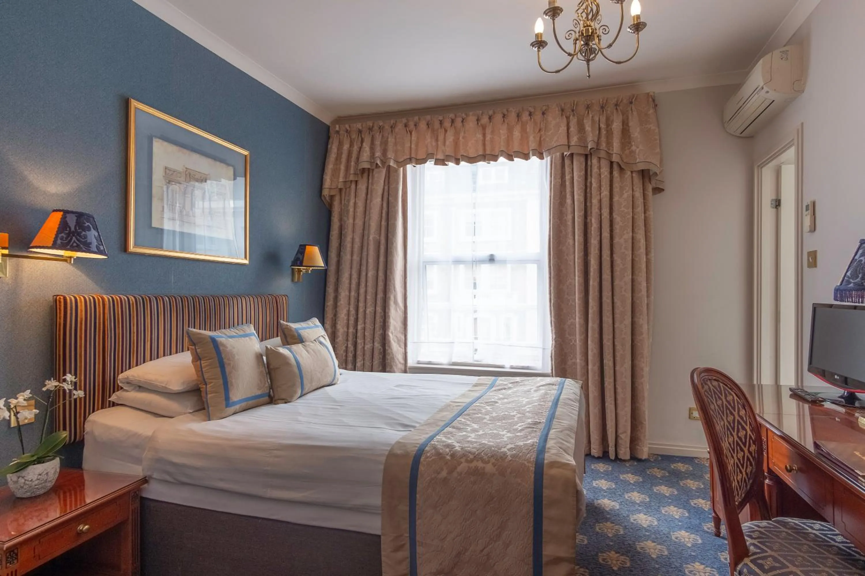 Bedroom, Bed in London Lodge Hotel