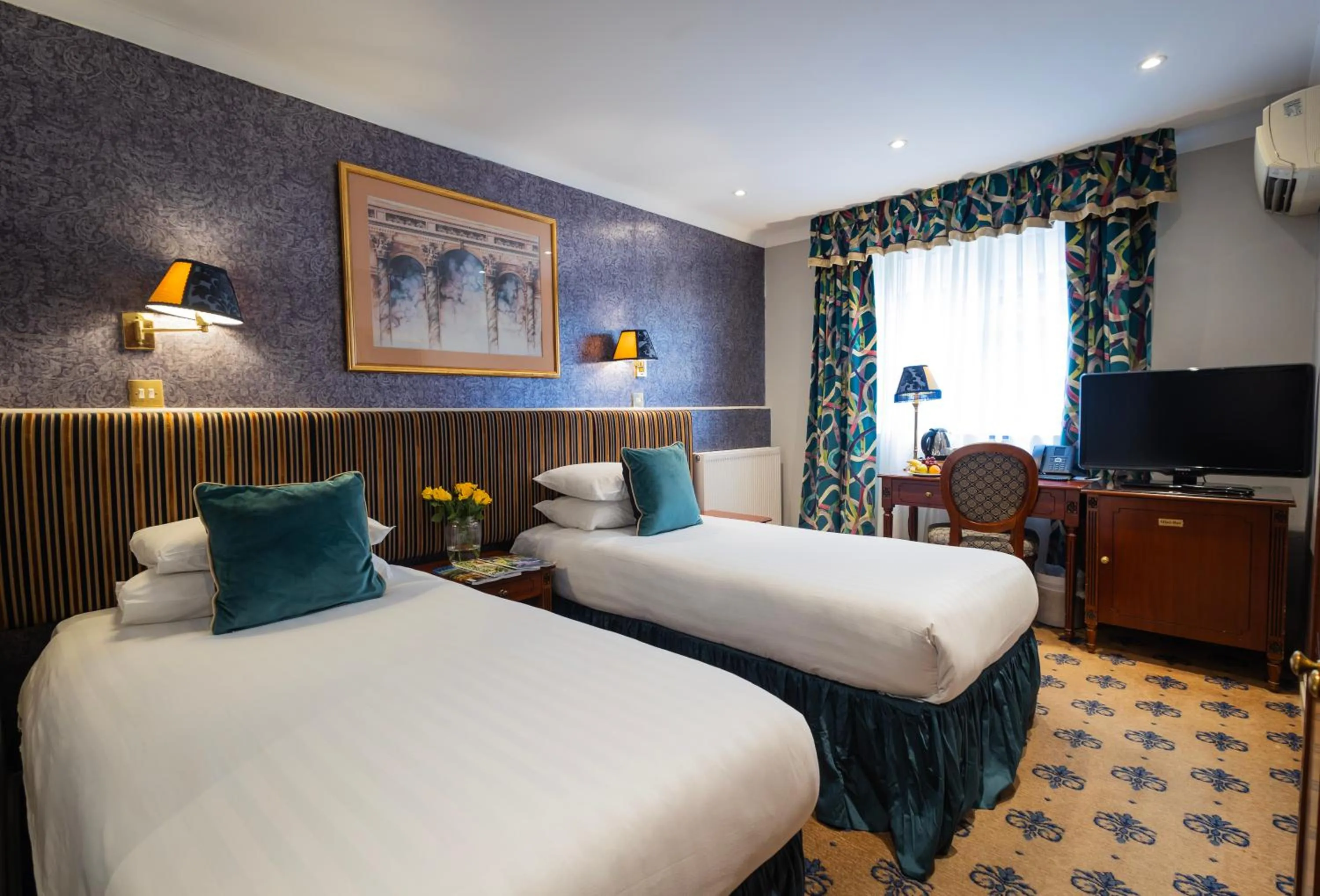 Bedroom, Bed in London Lodge Hotel