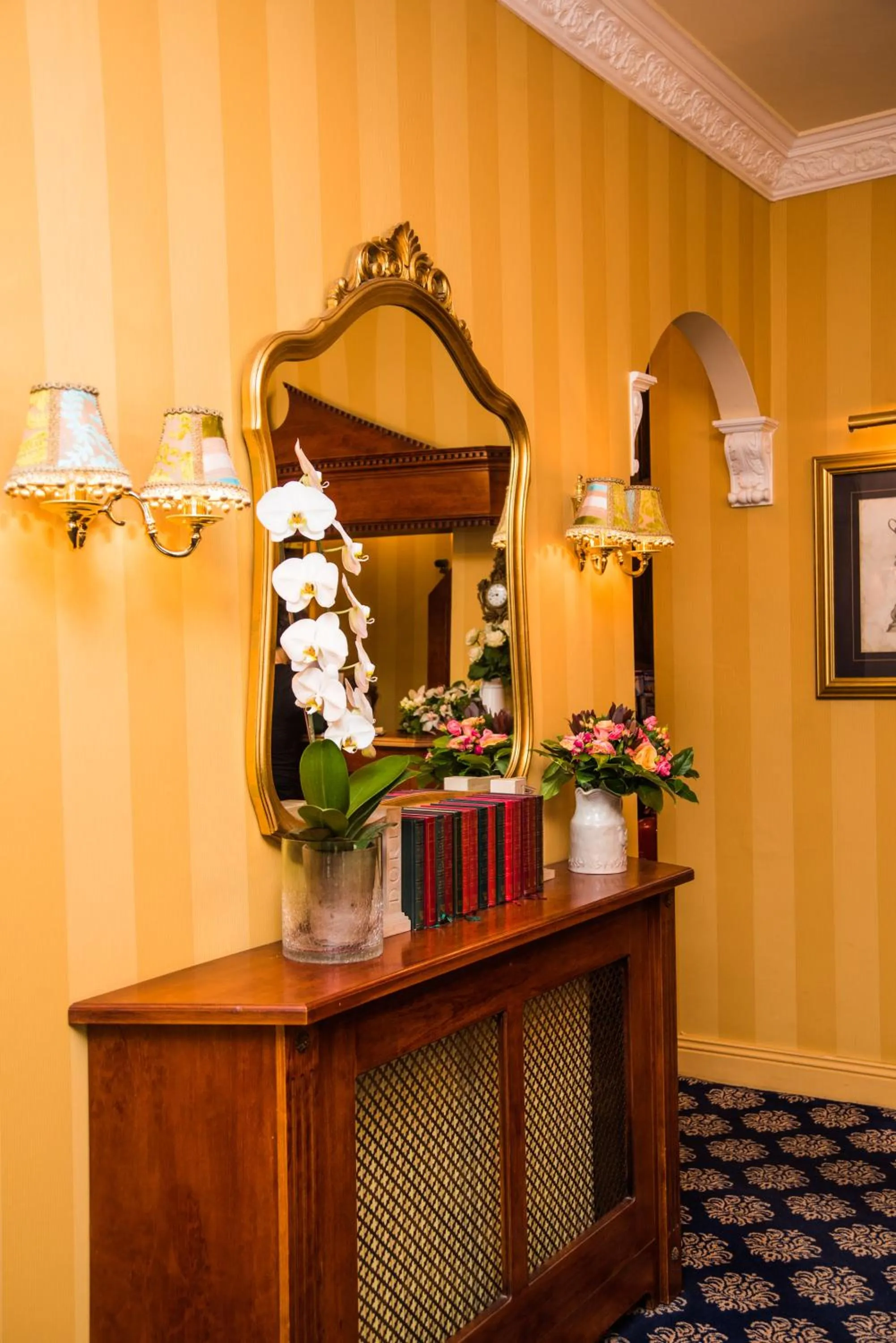 Library in London Lodge Hotel