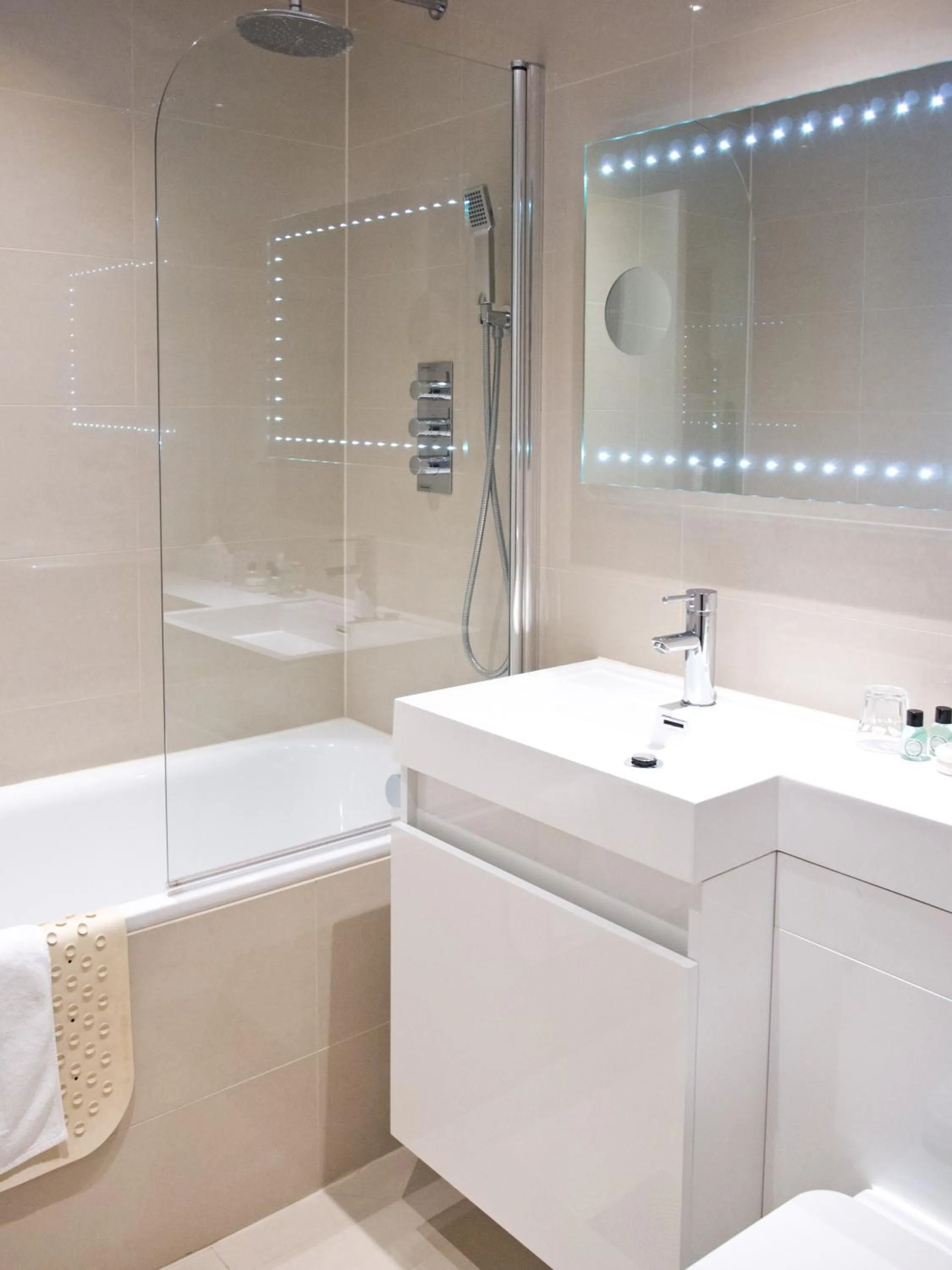 Bathroom in London Lodge Hotel