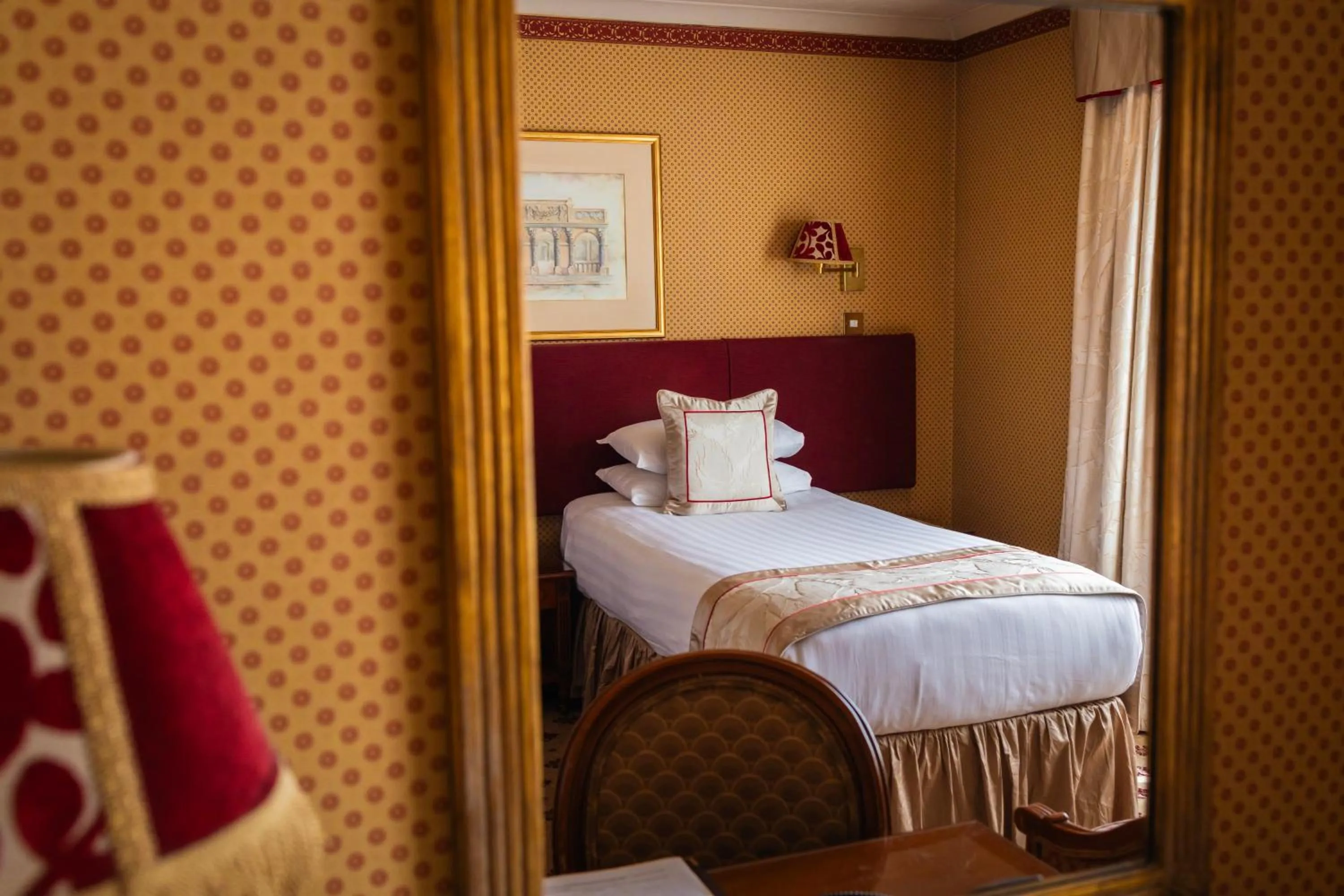 Bed in London Lodge Hotel