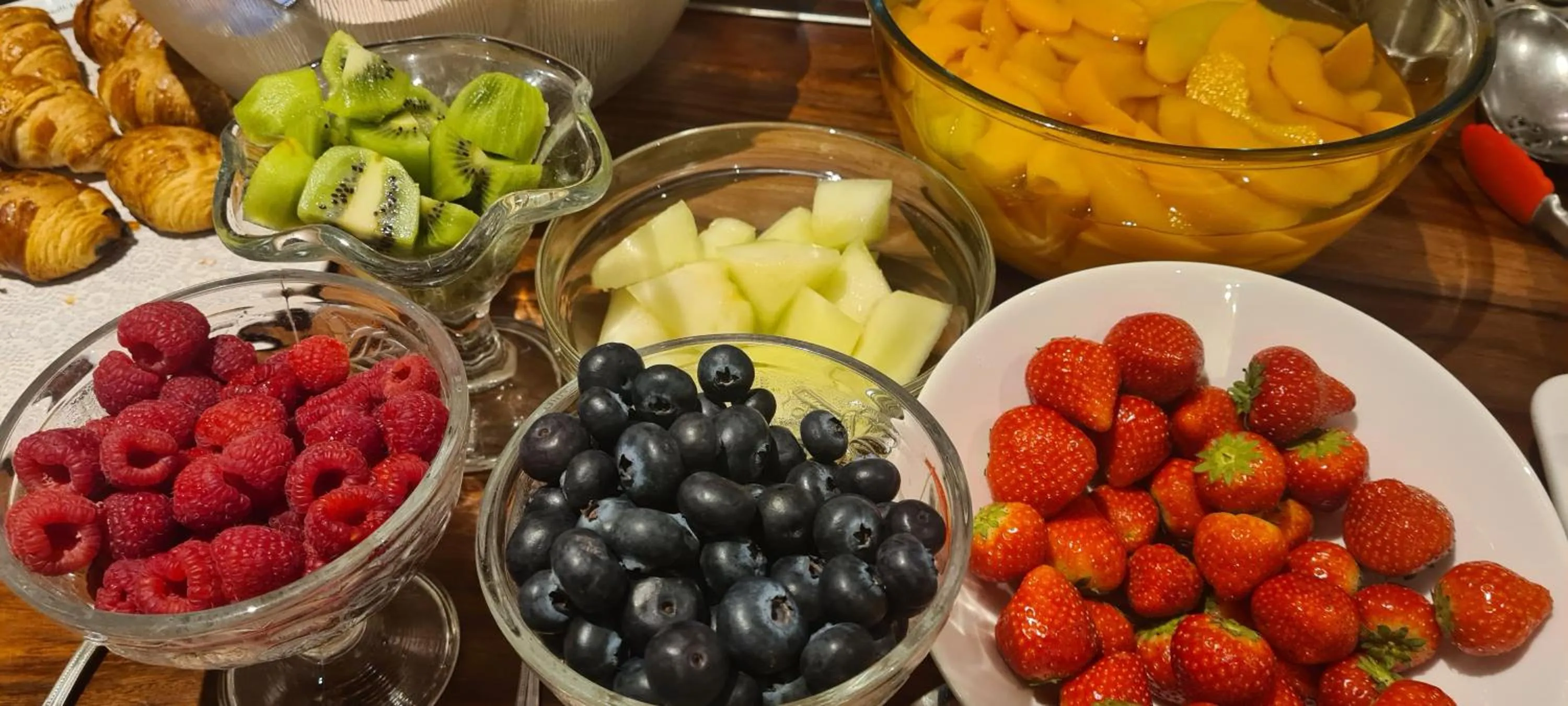 Buffet breakfast in London Lodge Hotel