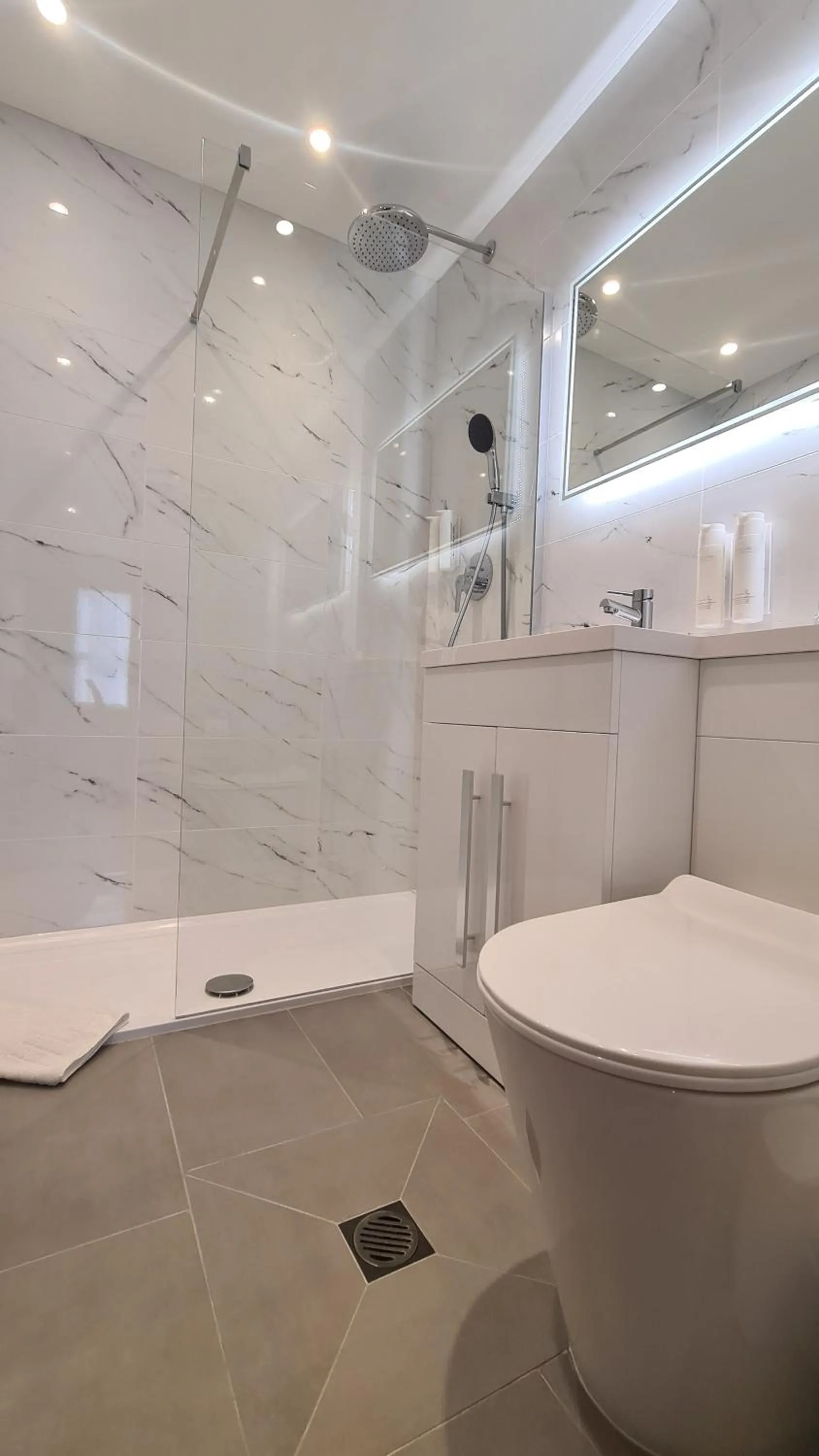 Bathroom in London Lodge Hotel