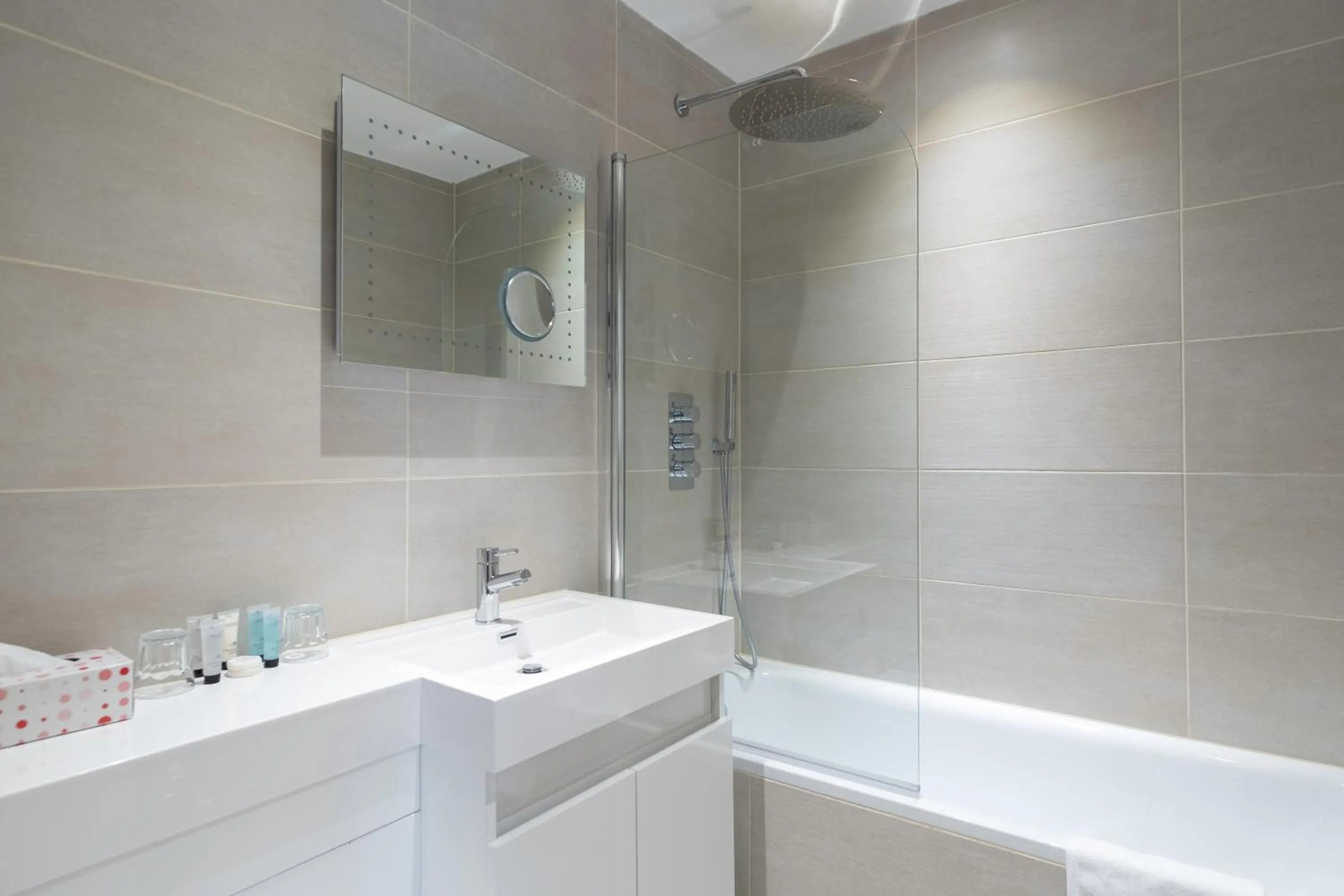 Bathroom in London Lodge Hotel