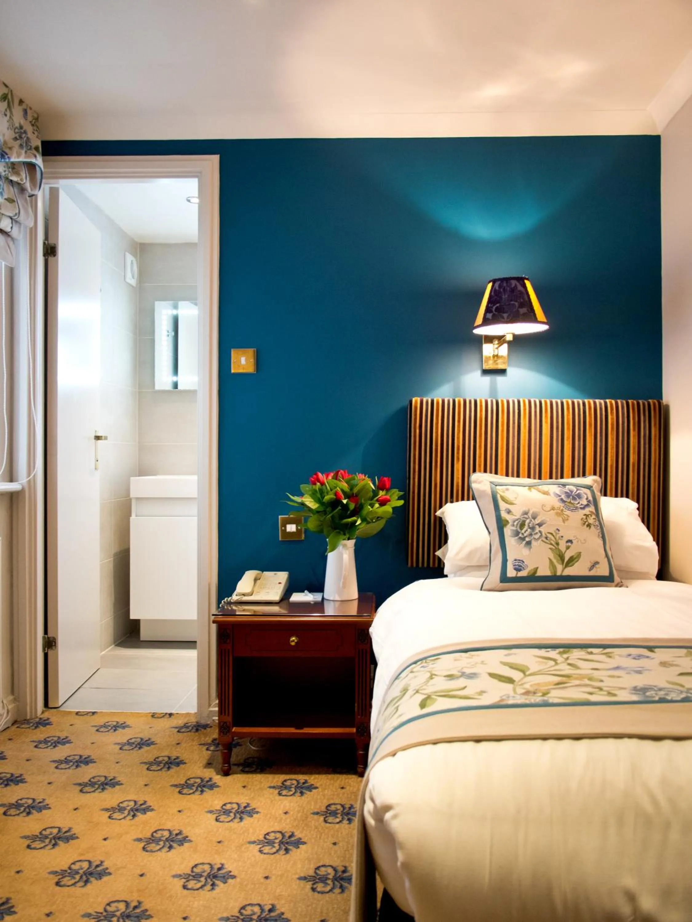 Photo of the whole room, Bed in London Lodge Hotel