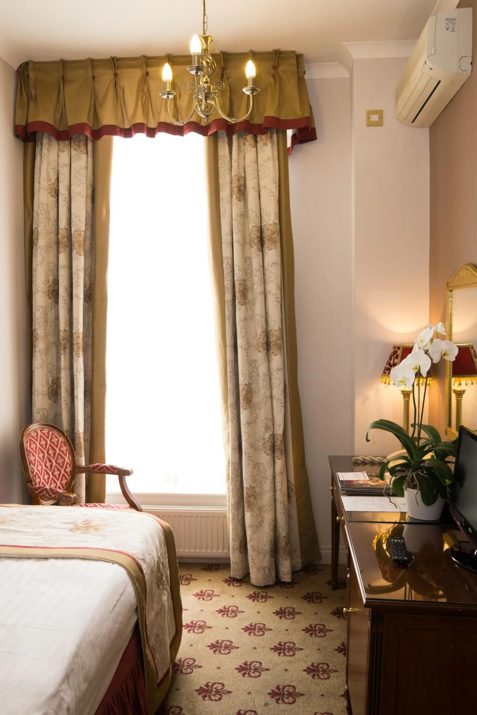 Decorative detail, Bed in London Lodge Hotel