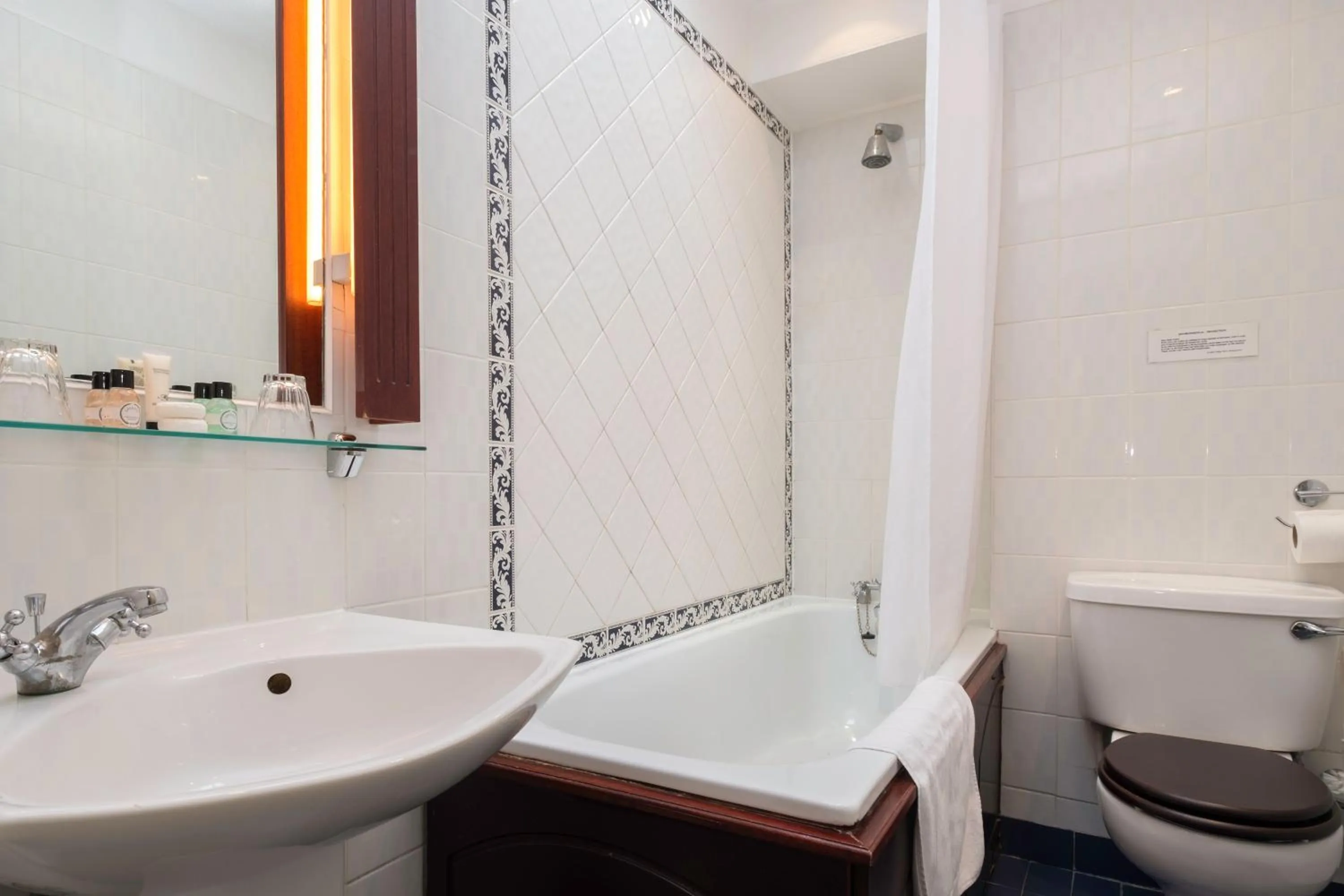 Bathroom in London Lodge Hotel