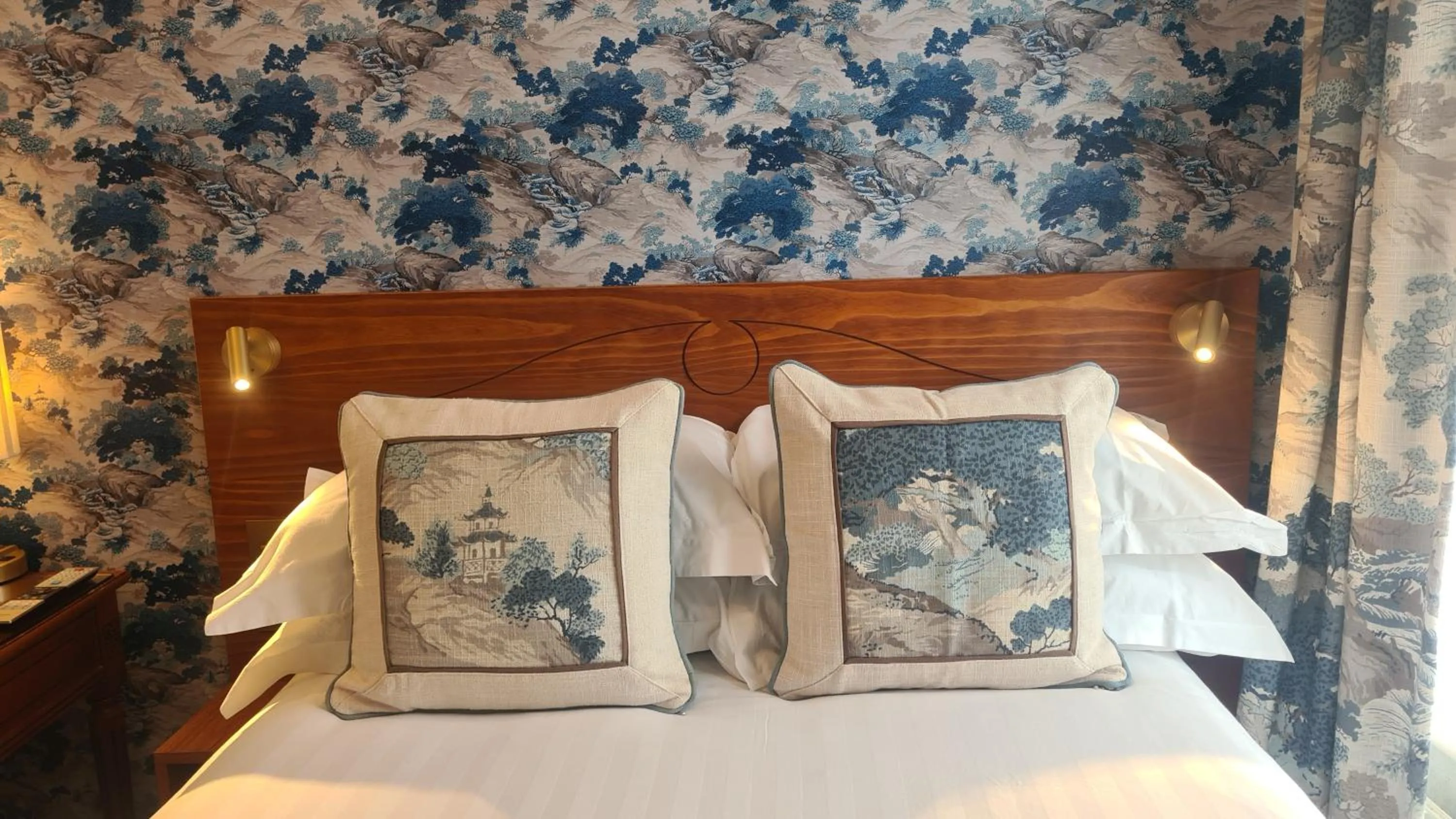 Bed in London Lodge Hotel