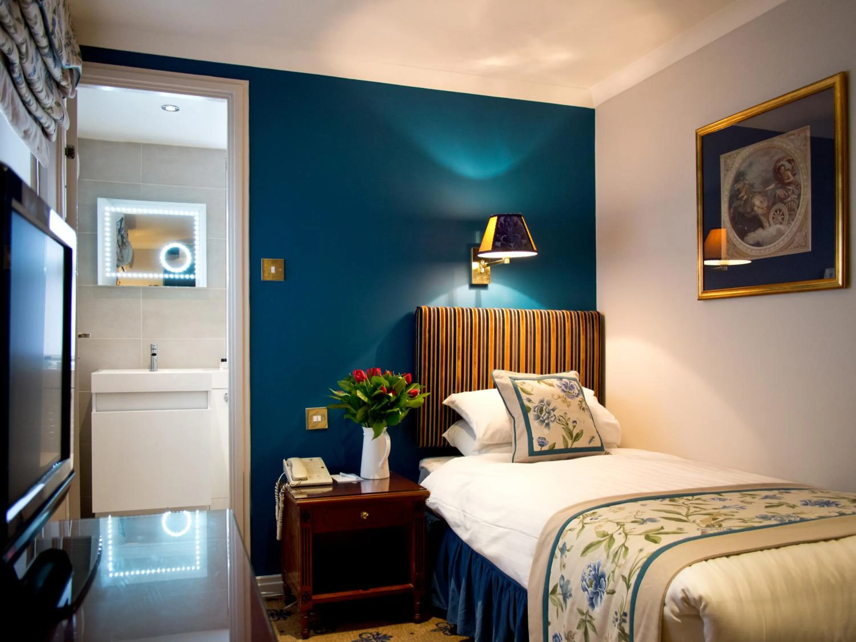 Photo of the whole room, Bed in London Lodge Hotel