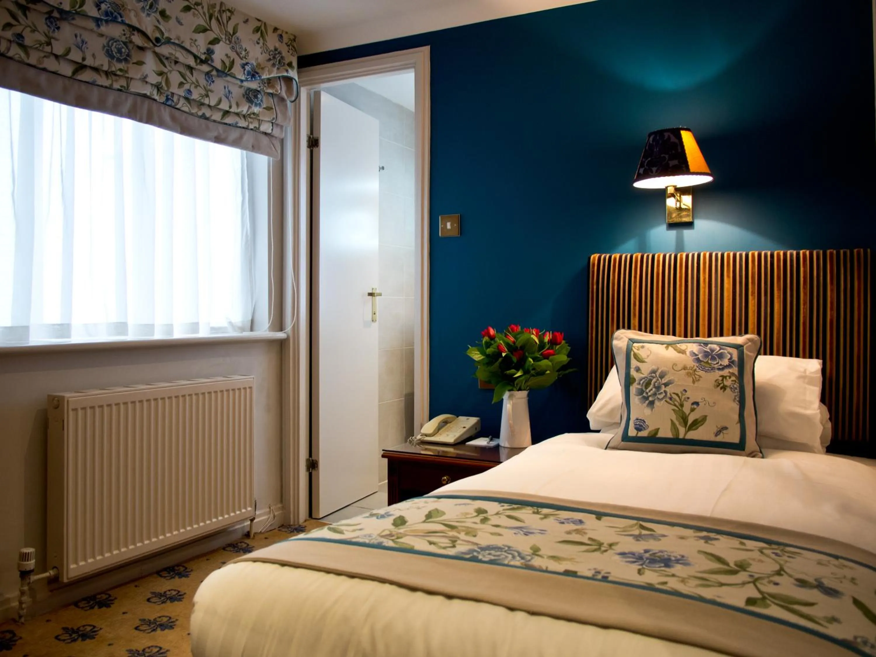 Photo of the whole room, Bed in London Lodge Hotel