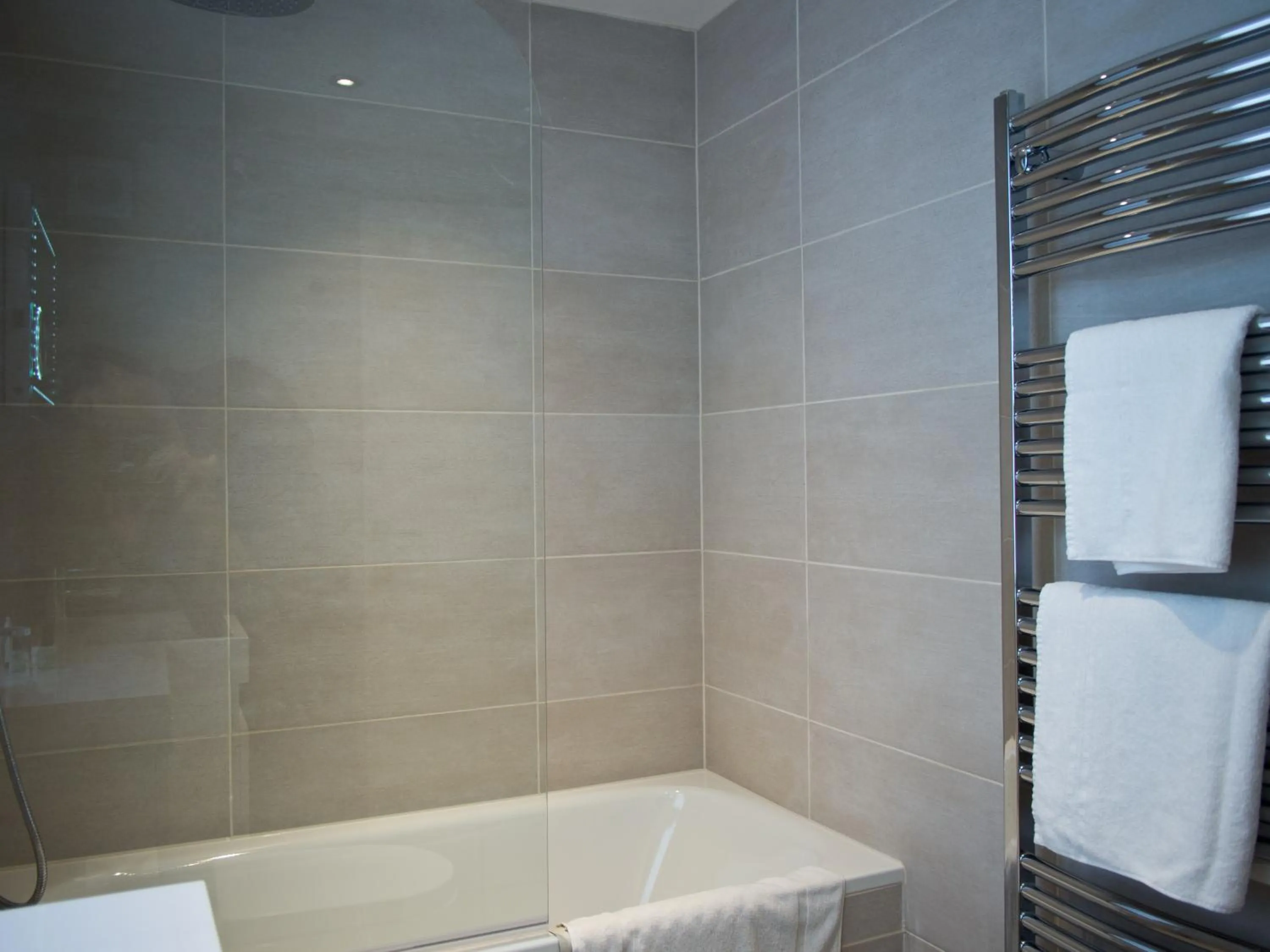 Bathroom in London Lodge Hotel