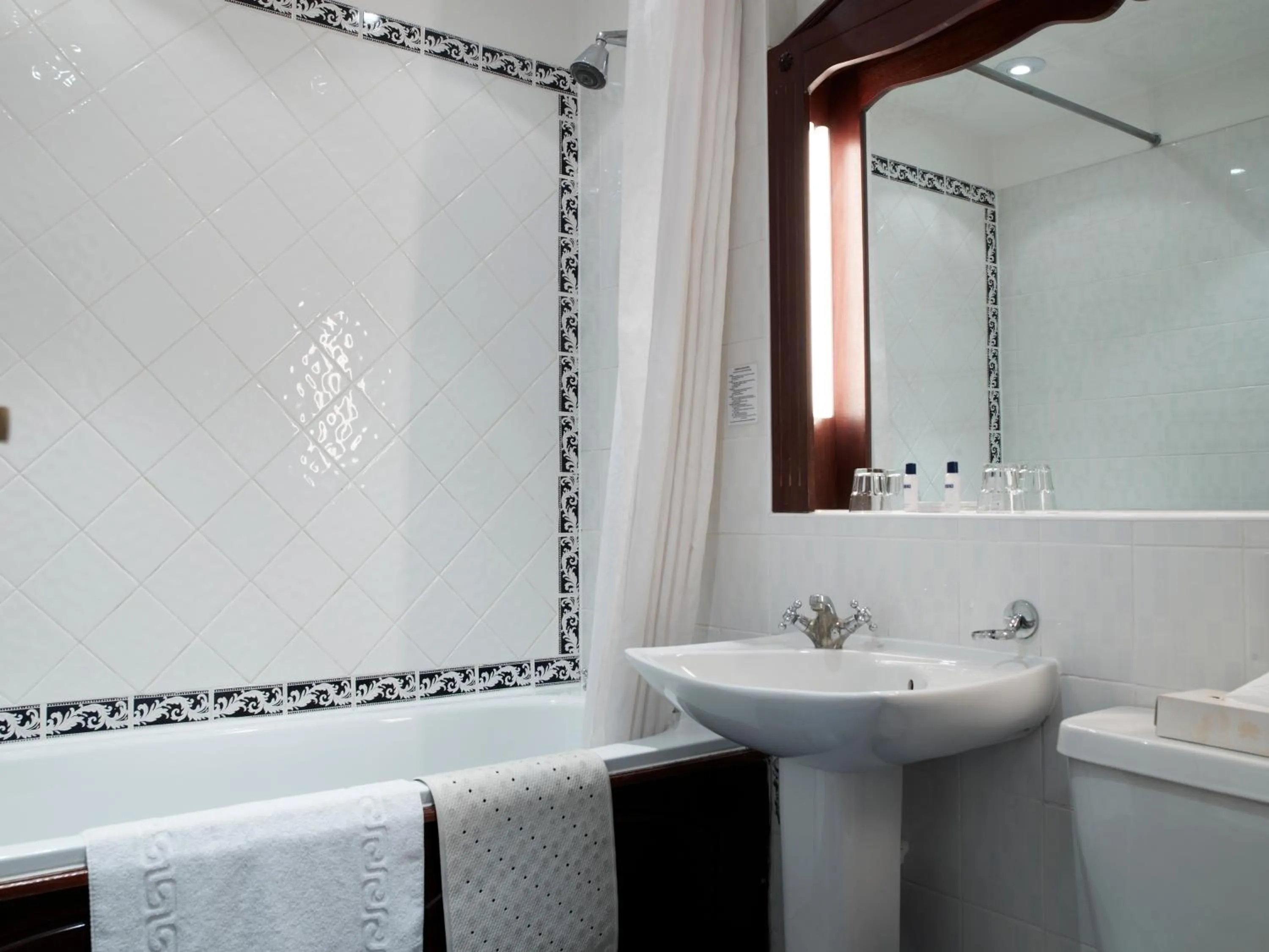 Bathroom in London Lodge Hotel