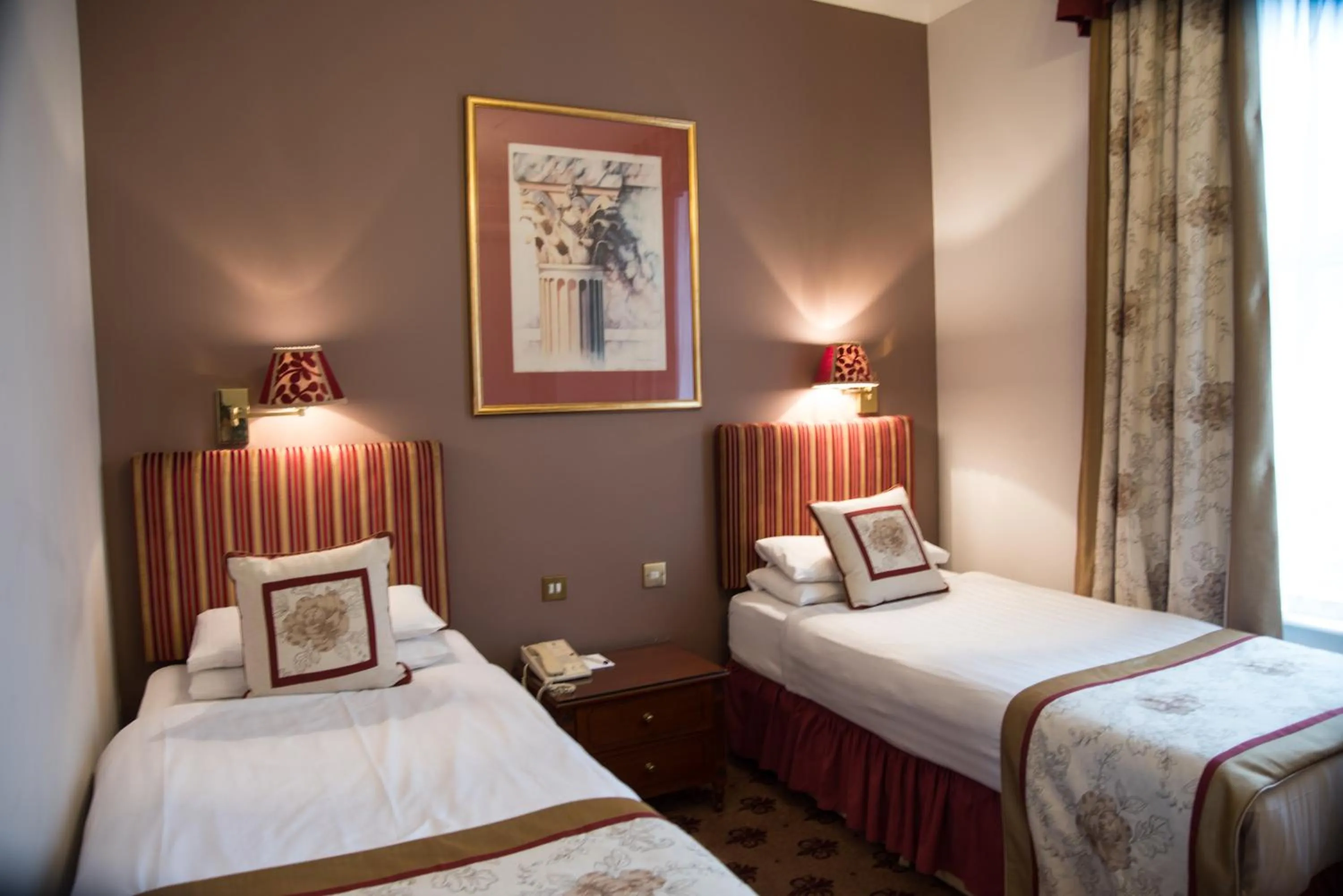 Photo of the whole room, Bed in London Lodge Hotel