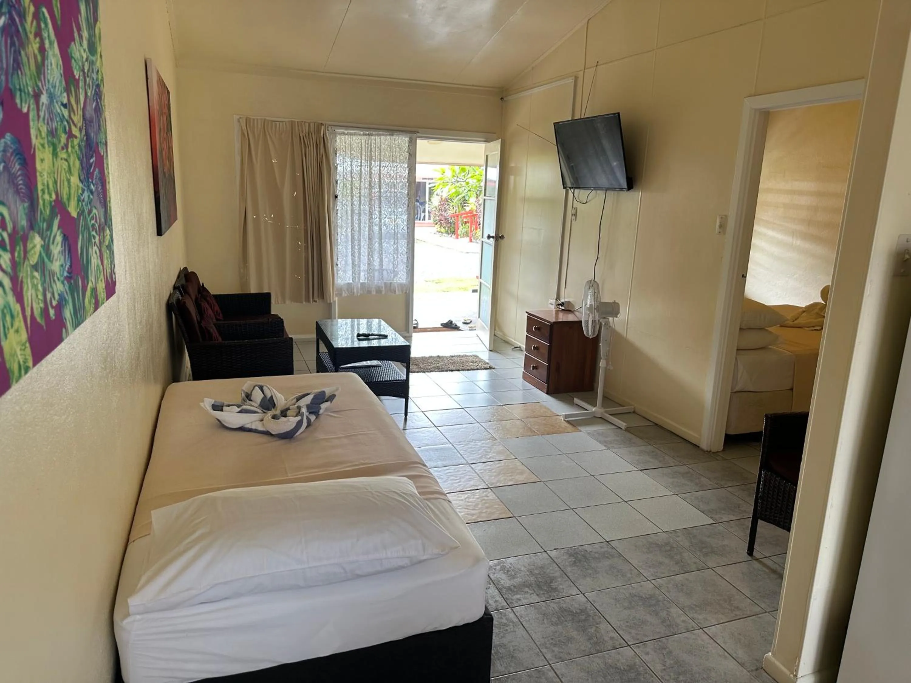 Seating area, Bed in Kiikii Inn & Suites