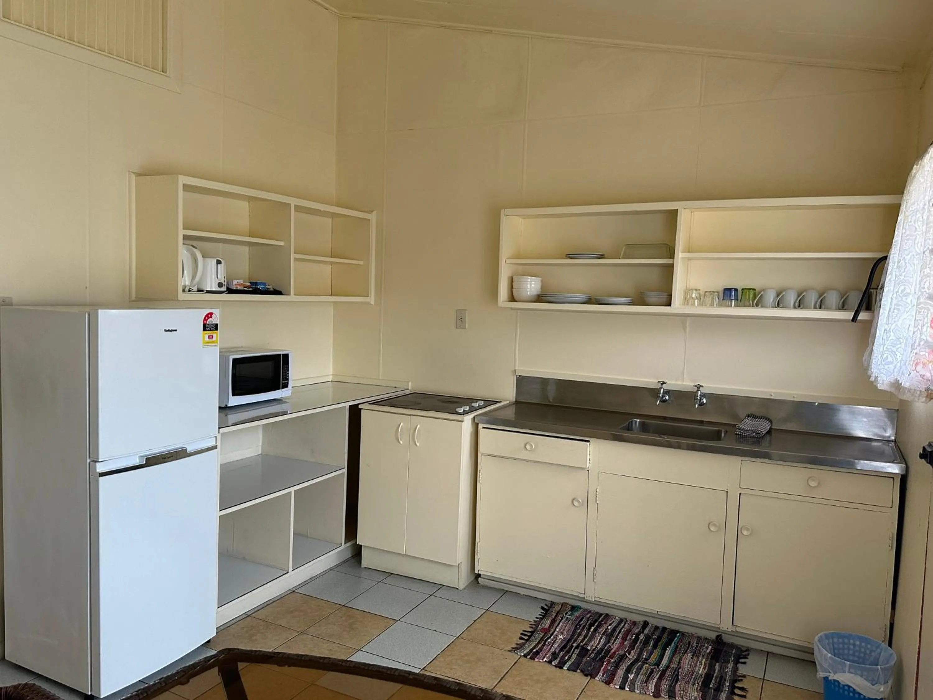 Kitchen or kitchenette in Kiikii Inn & Suites