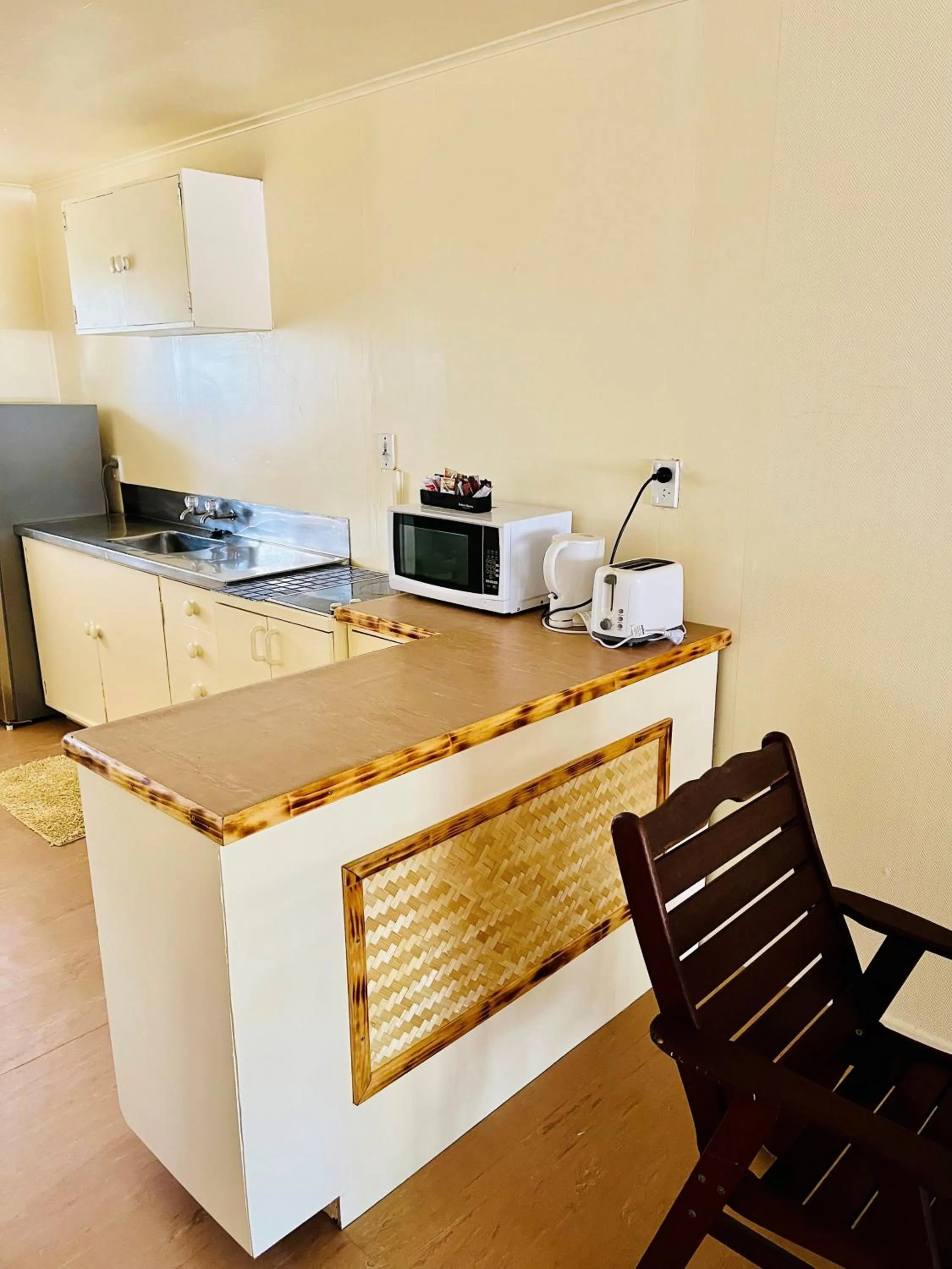 Kitchen or kitchenette in Kiikii Inn & Suites