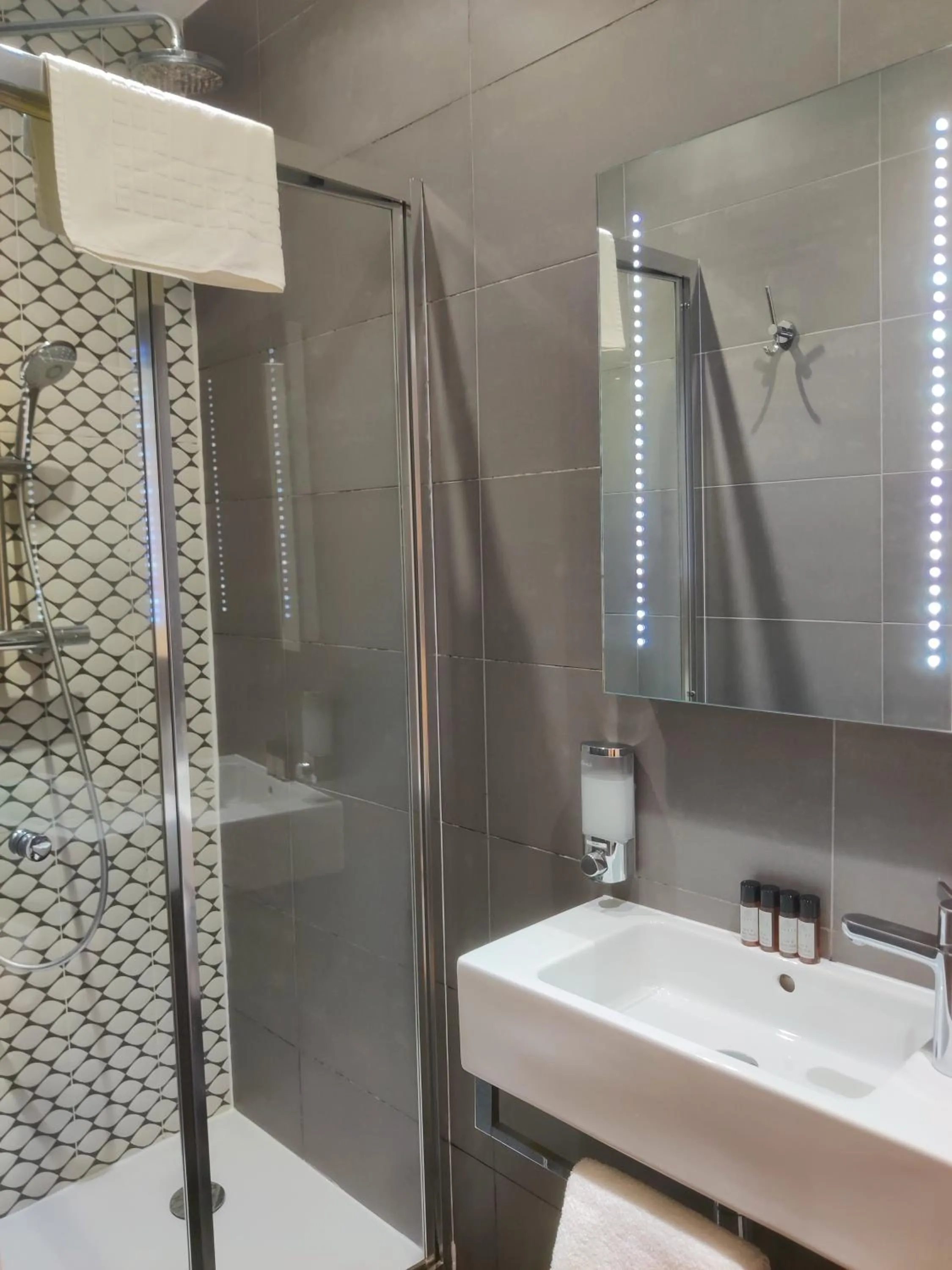 Shower in Chelsea House Hotel - B&B