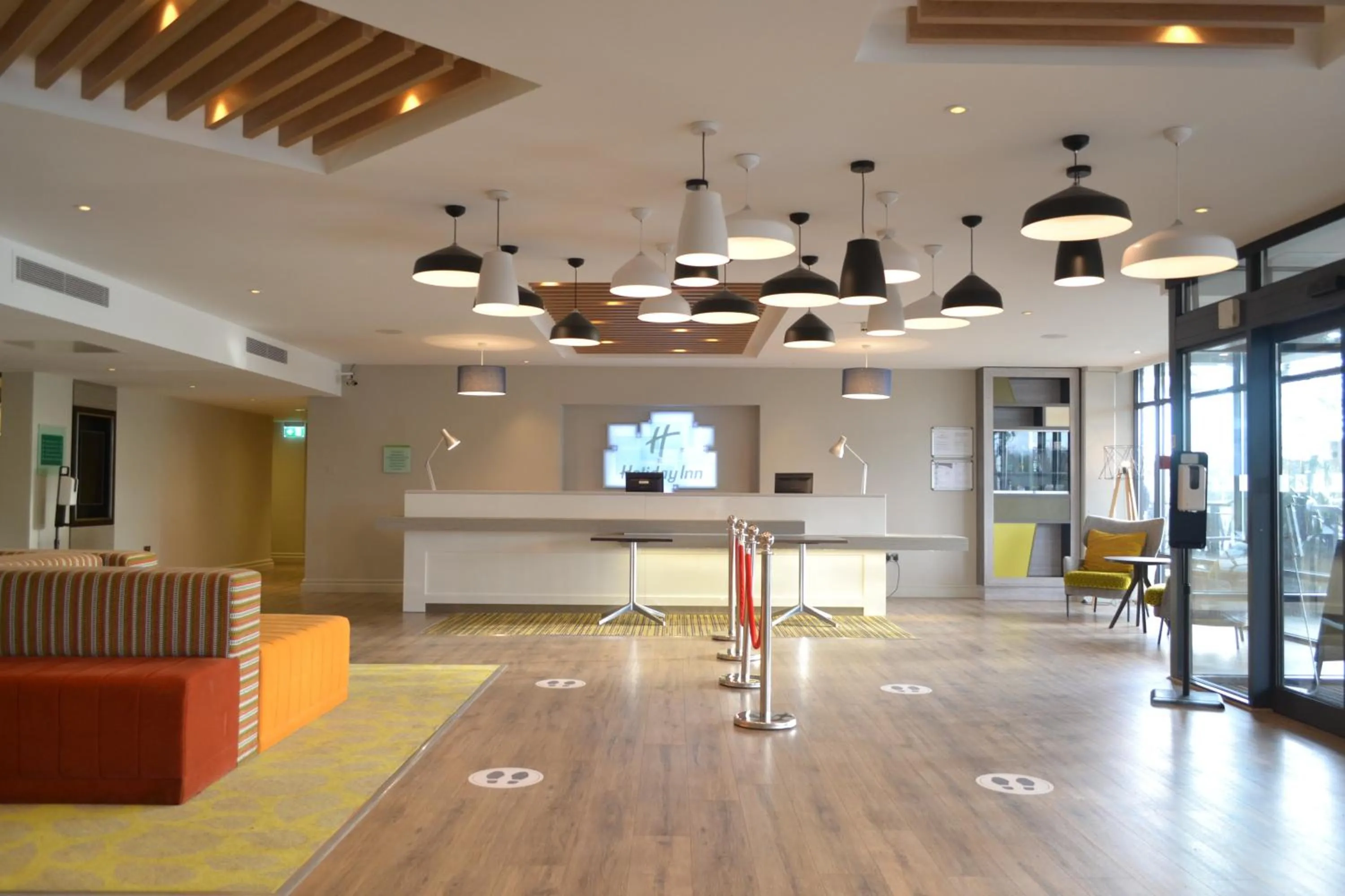 Property building, Lobby/Reception in Holiday Inn Luton South - M1 Junction 9