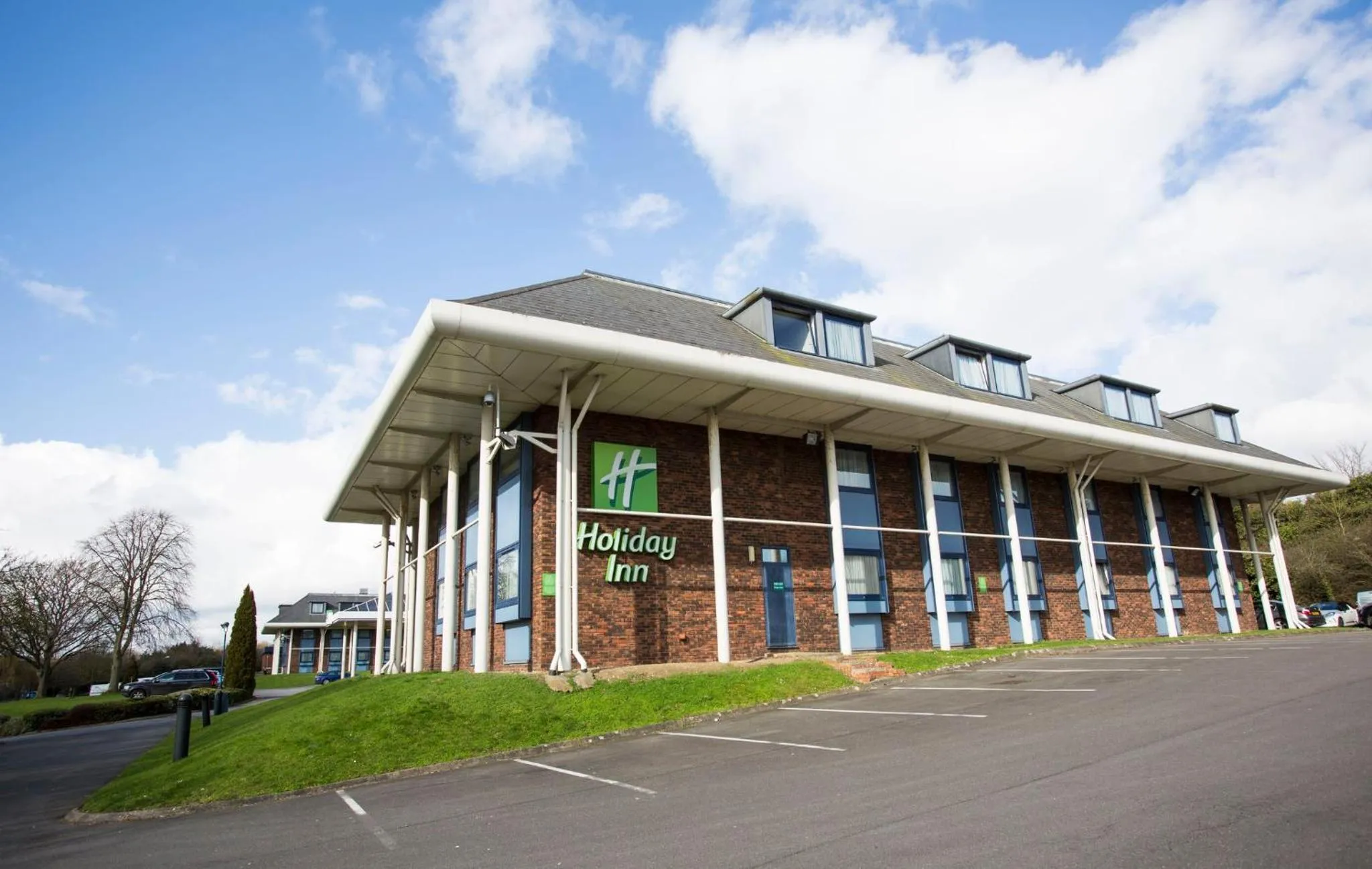 Property Building in Holiday Inn Luton South - M1 Junction 9
