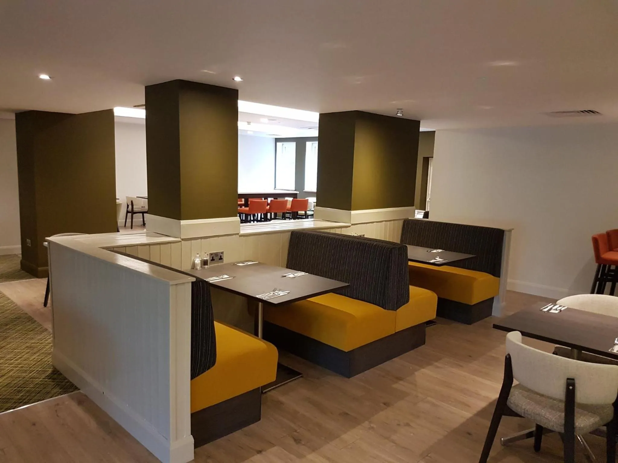 Restaurant/places to eat, Seating Area in Holiday Inn Luton South - M1 Junction 9