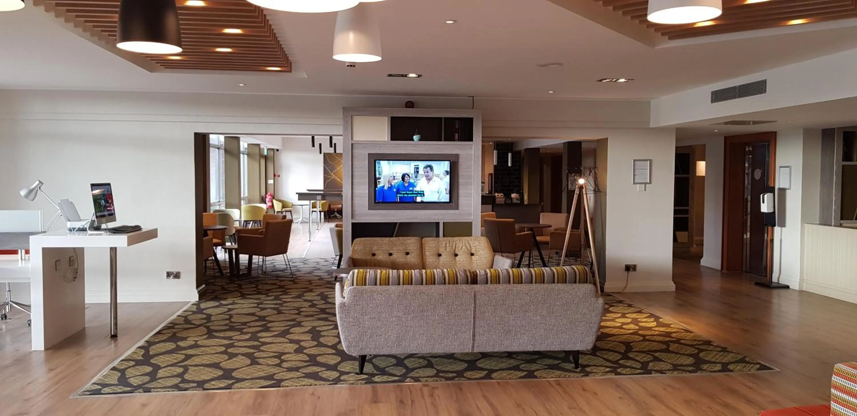 Lobby or reception in Holiday Inn Luton South - M1 Junction 9