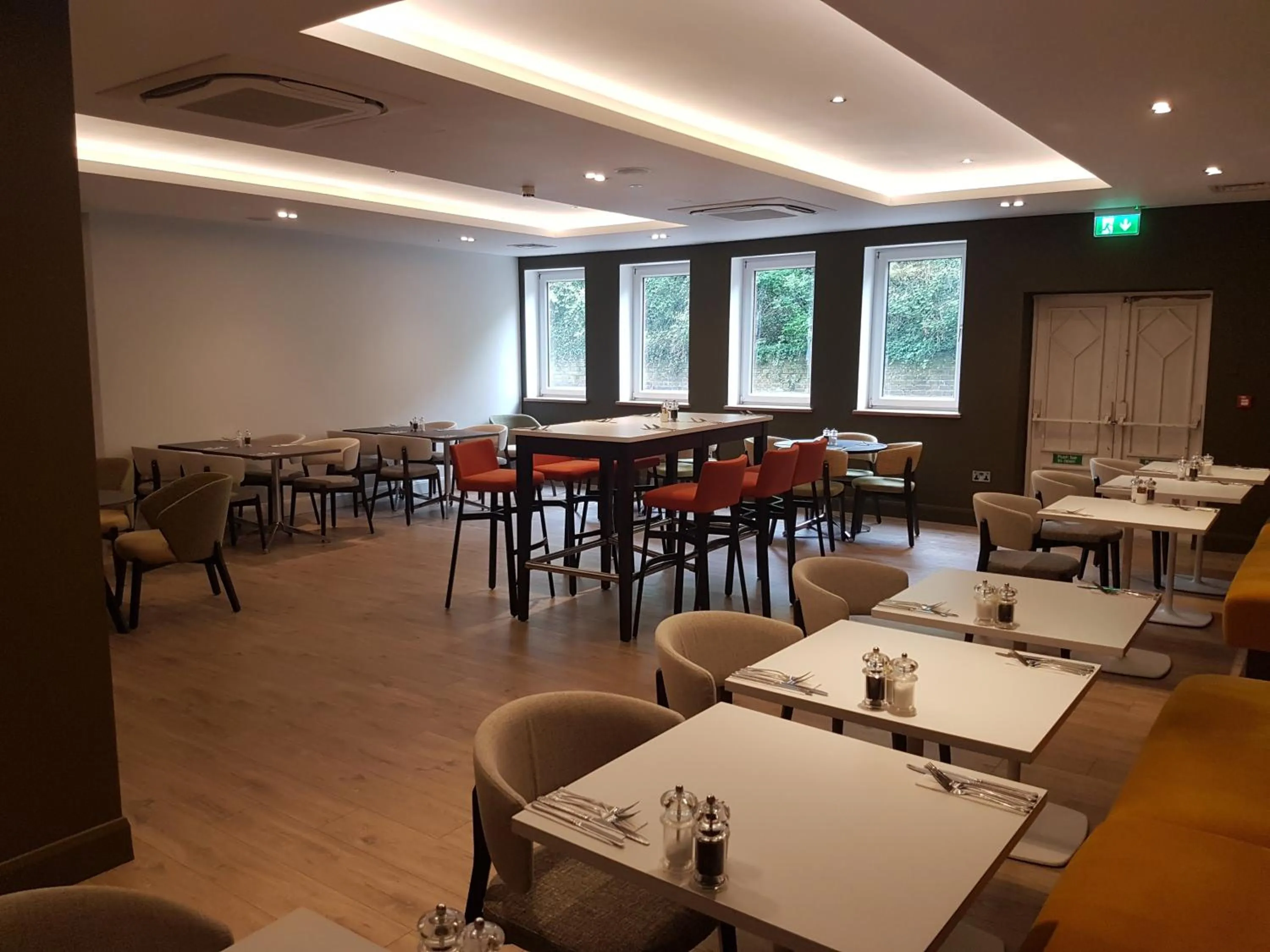 Restaurant/Places to Eat in Holiday Inn Luton South - M1 Junction 9