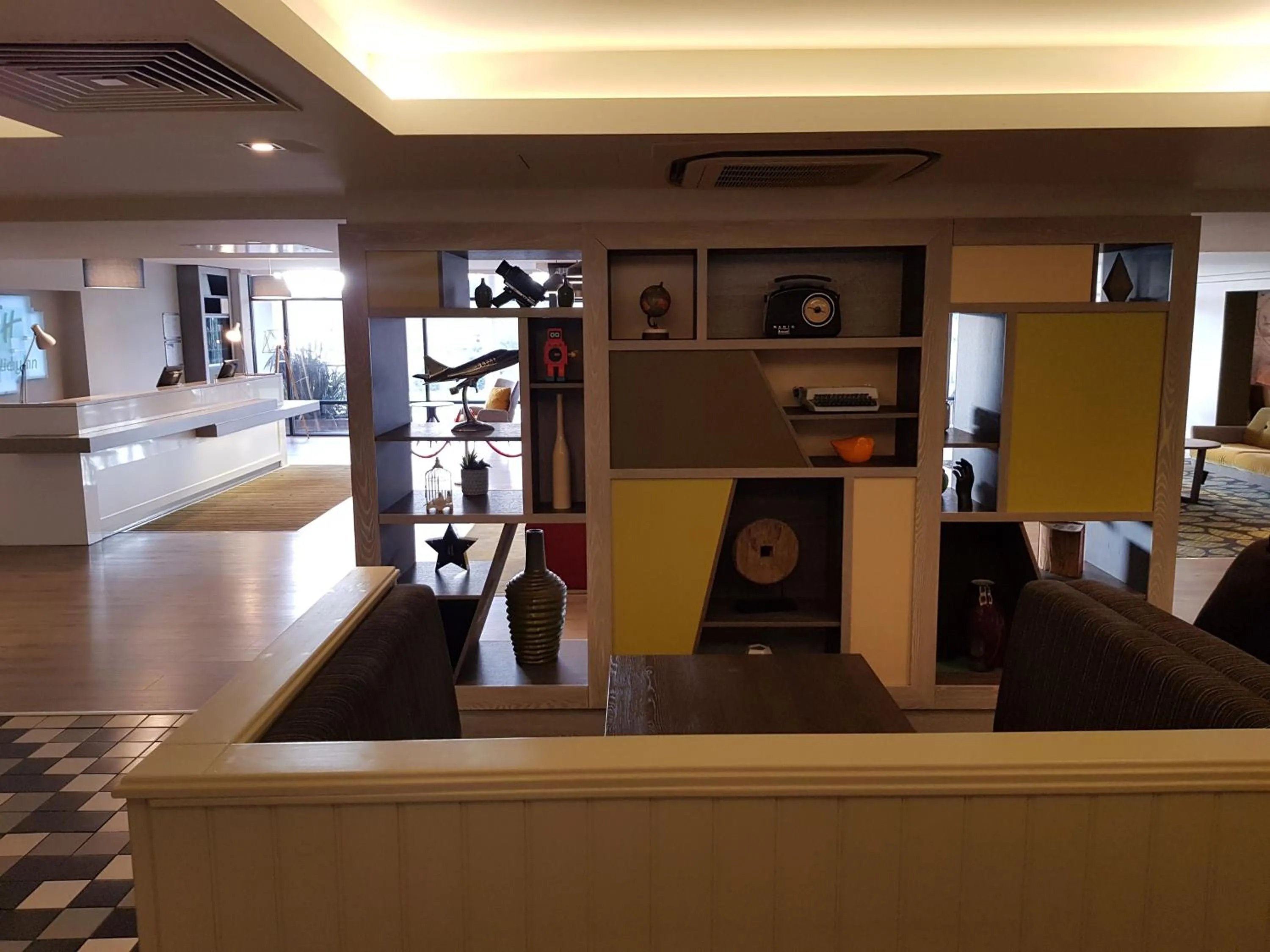 Restaurant/places to eat, Lobby/Reception in Holiday Inn Luton South - M1 Junction 9