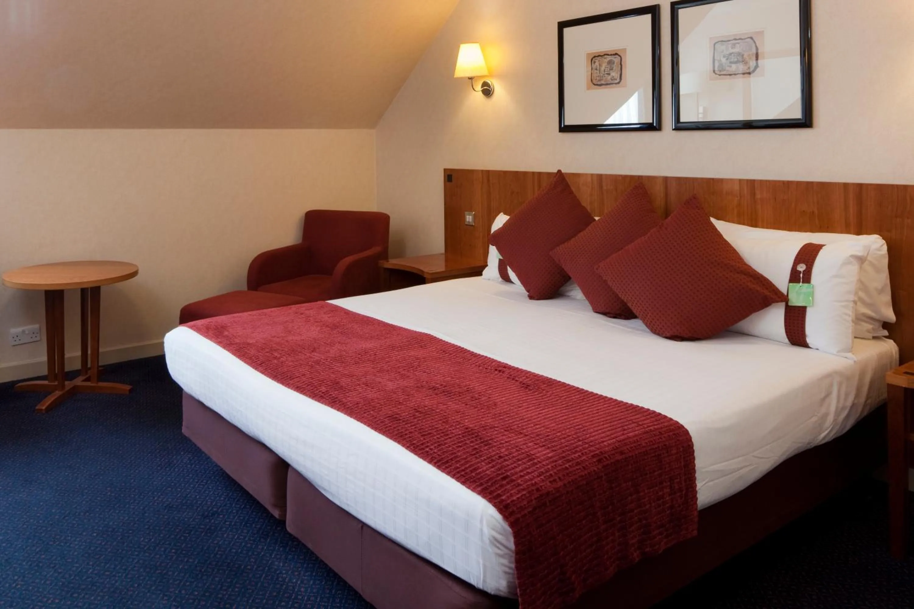 Bedroom in Holiday Inn Luton South - M1 Junction 9
