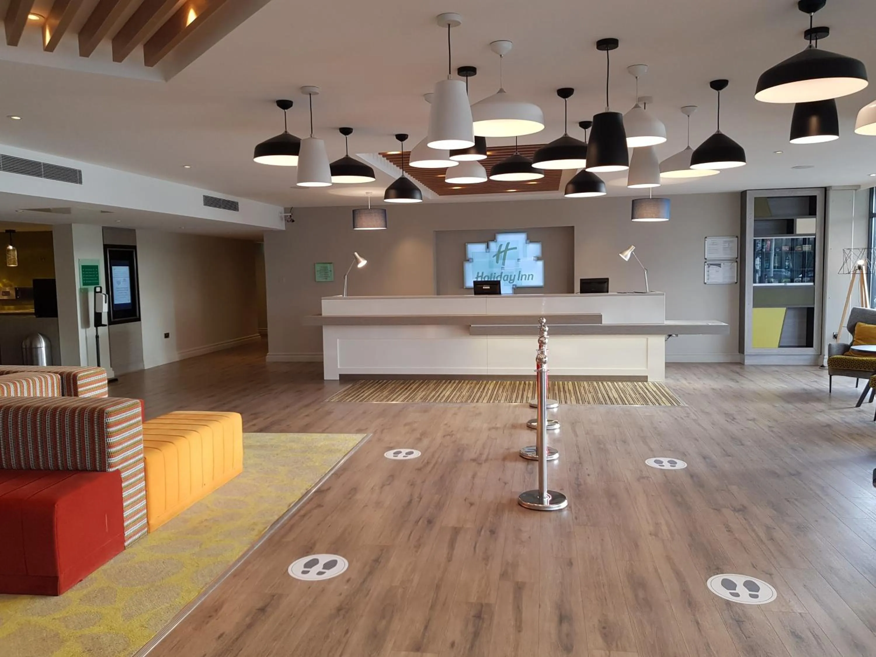 Property building, Lobby/Reception in Holiday Inn Luton South - M1 Junction 9