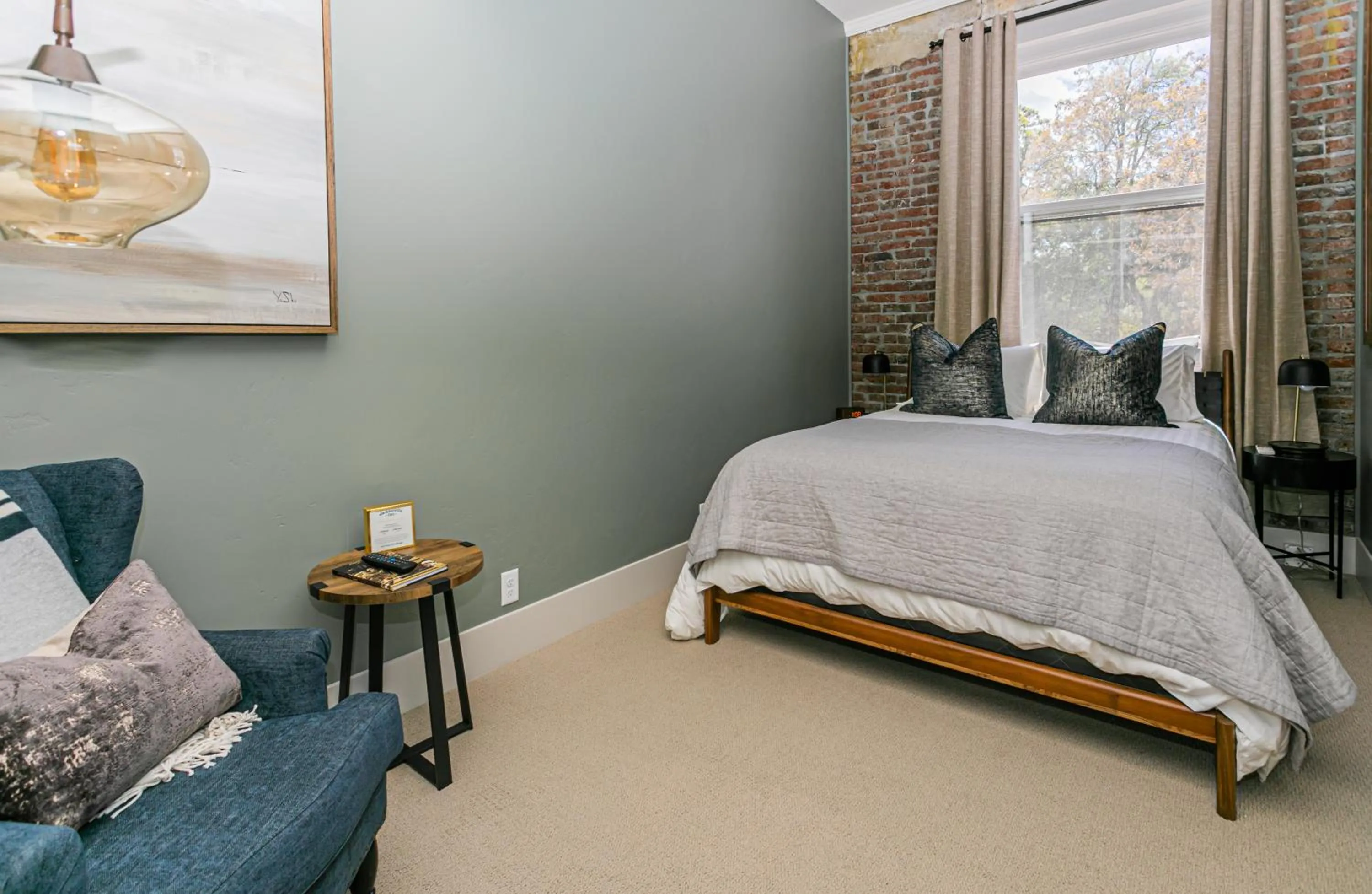 Bed in Historic Jacksonville Inn