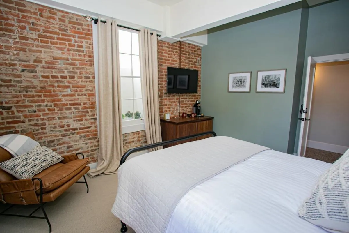 Bed in Historic Jacksonville Inn