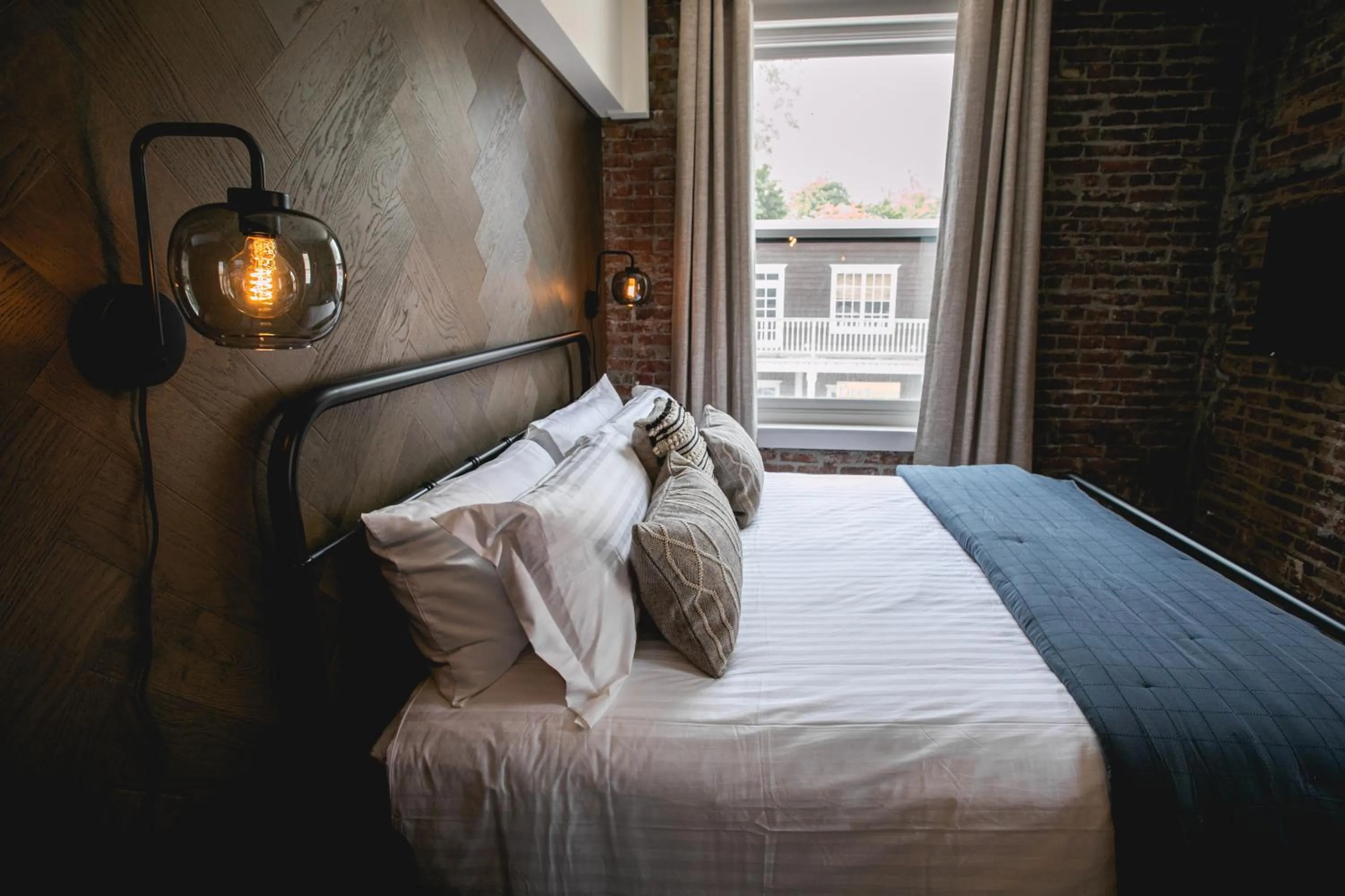 Bed in Historic Jacksonville Inn