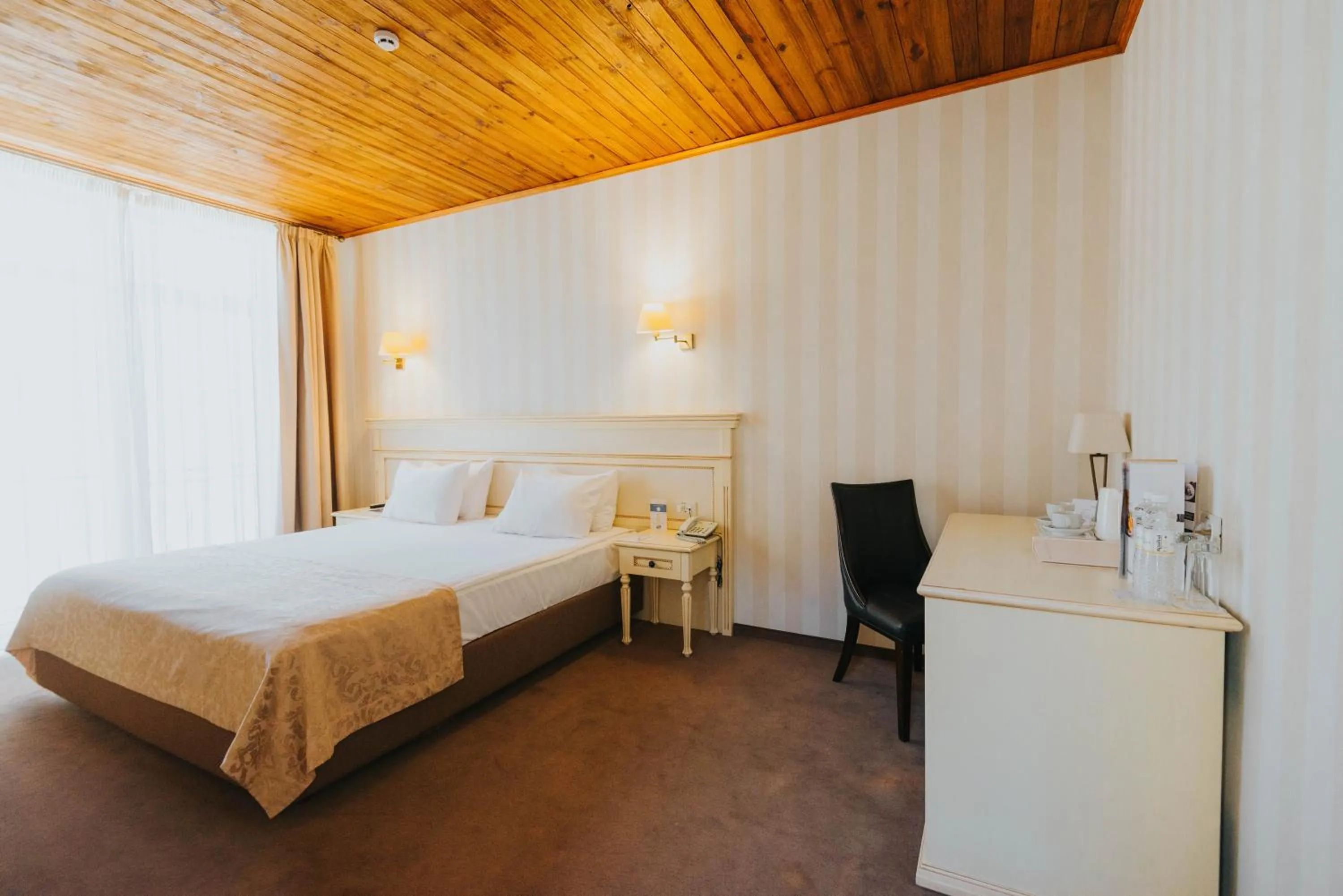 Photo of the whole room, Bed in Premier Geneva Hotel