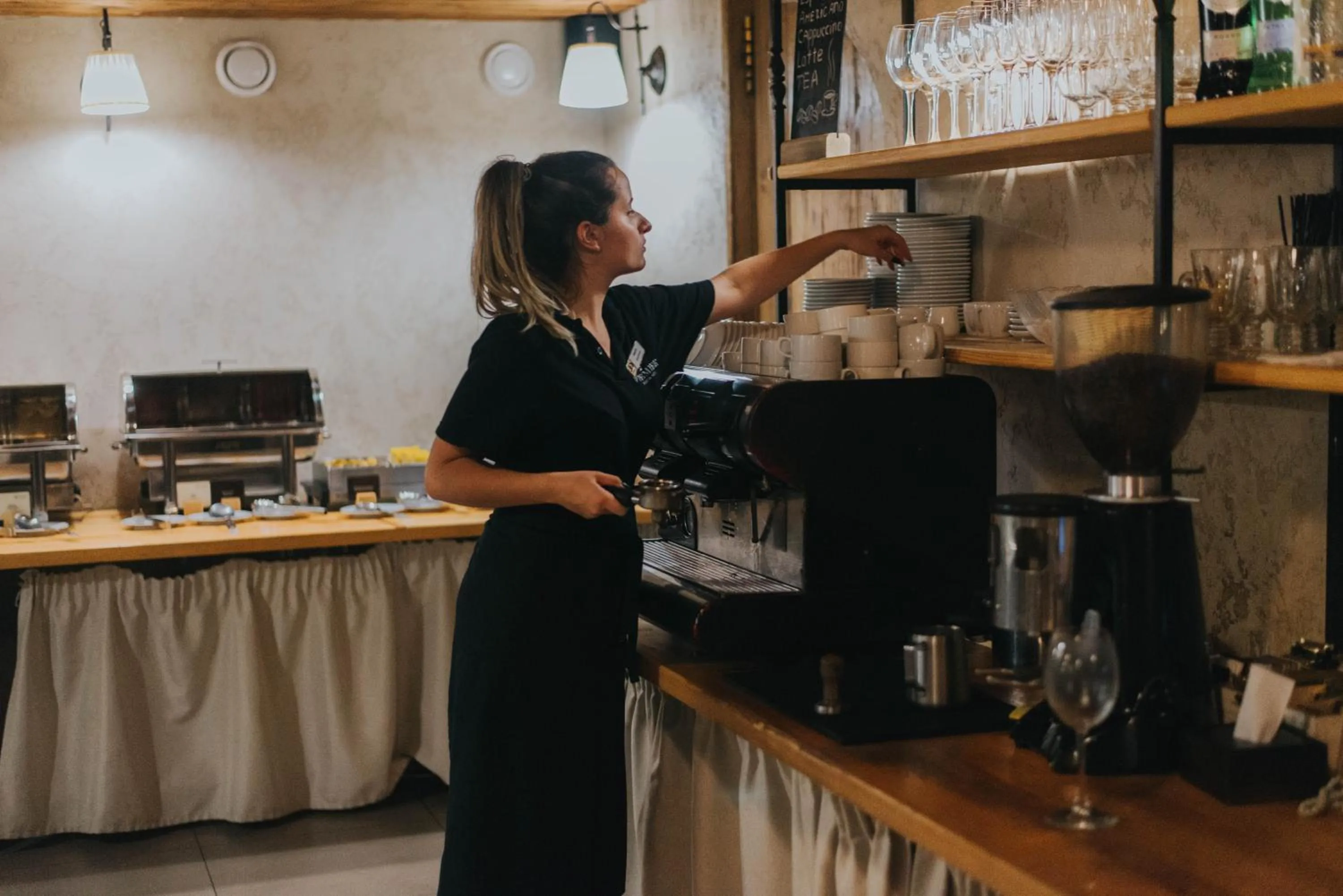 Restaurant/places to eat in Premier Geneva Hotel