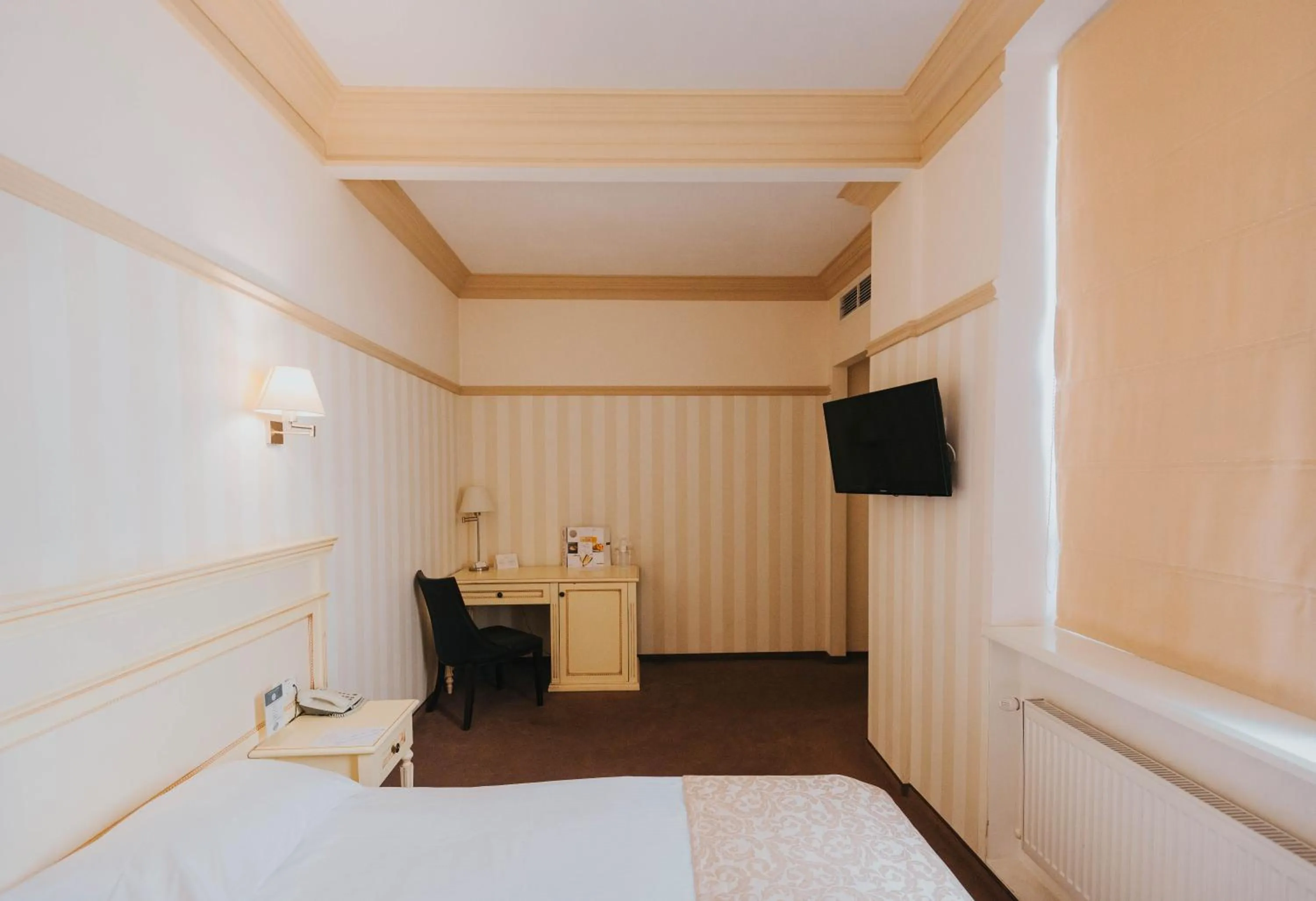 Photo of the whole room, Bed in Premier Geneva Hotel