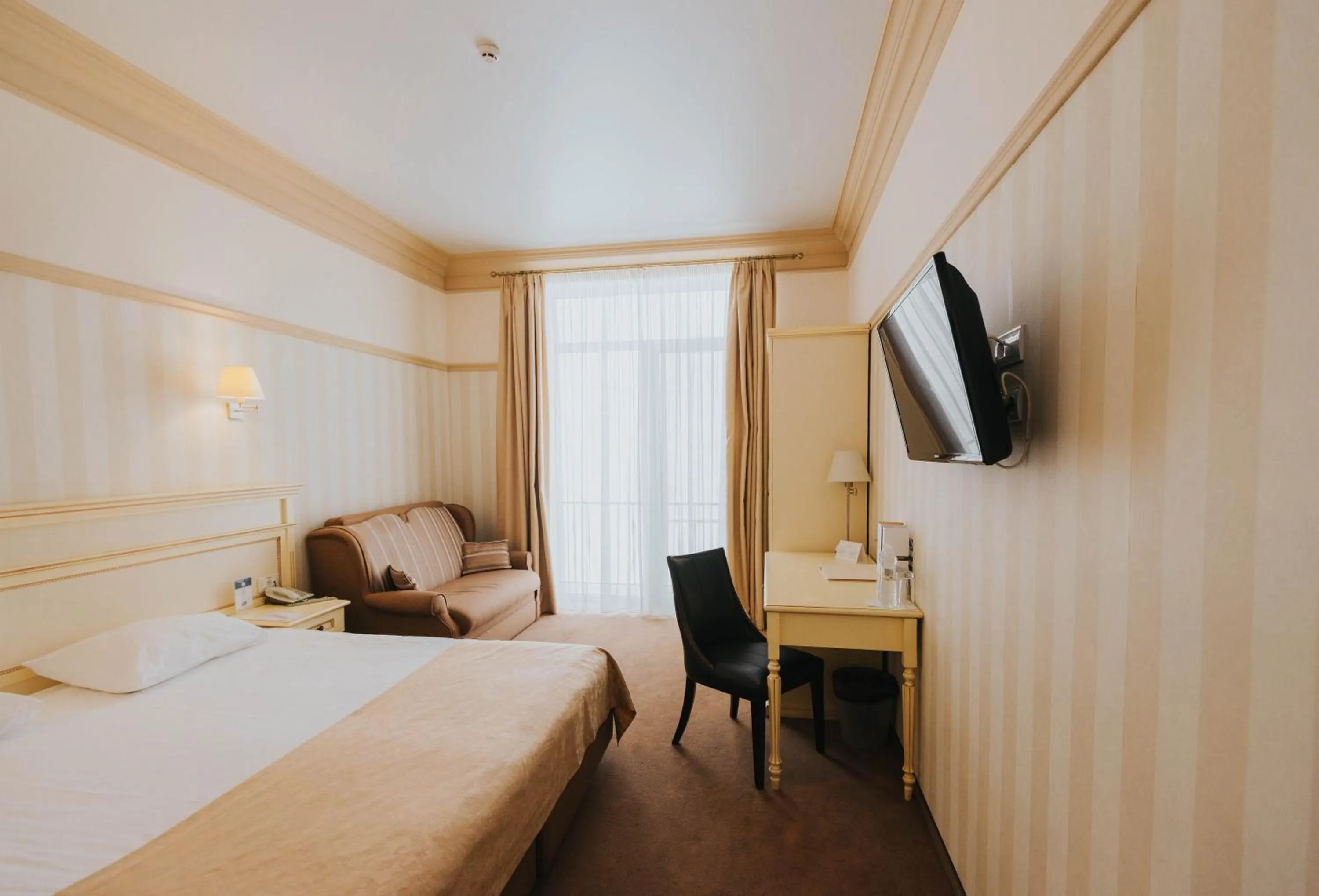 Photo of the whole room, Bed in Premier Geneva Hotel