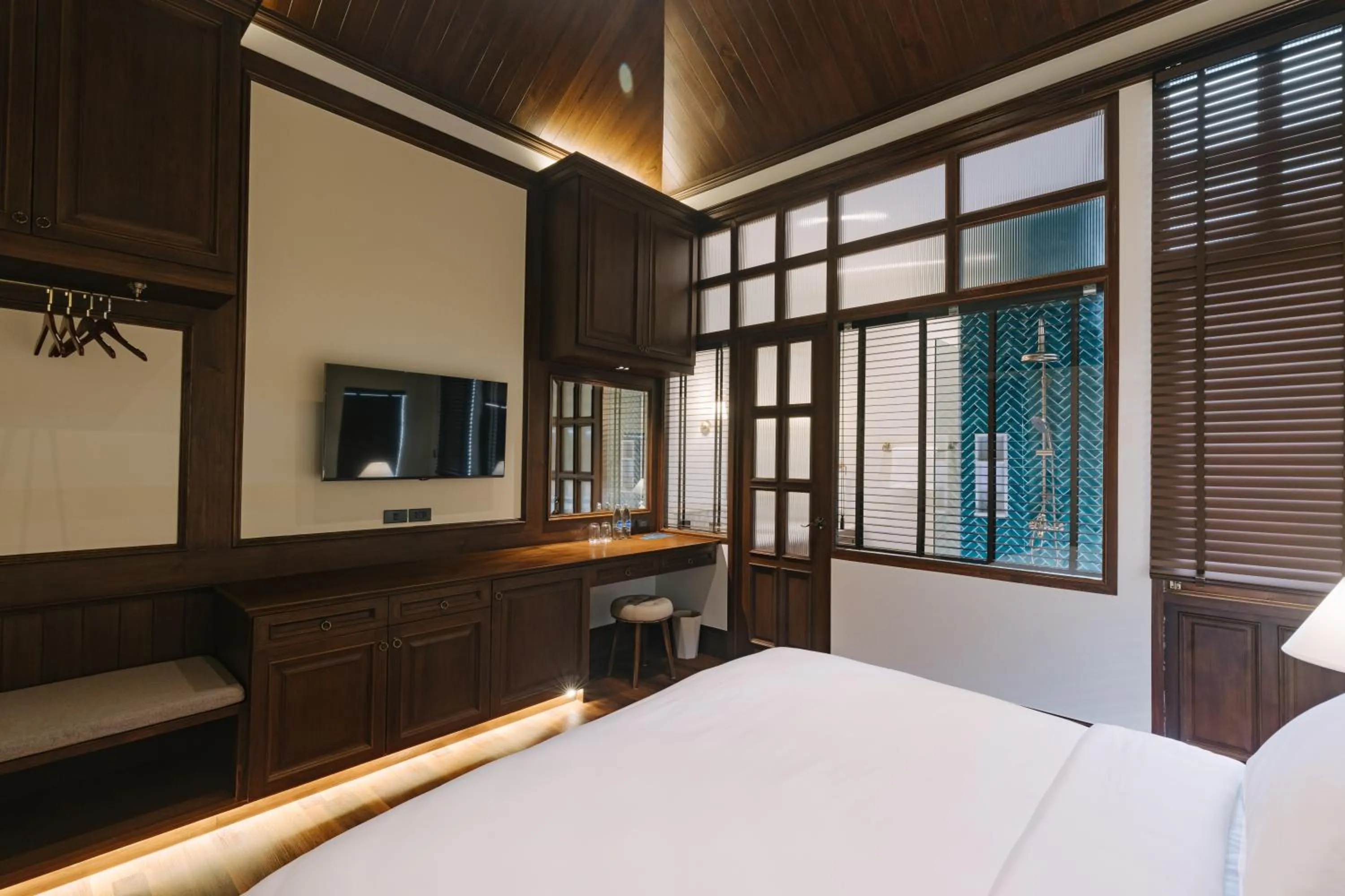 Photo of the whole room, Bed in Coucou Hotel