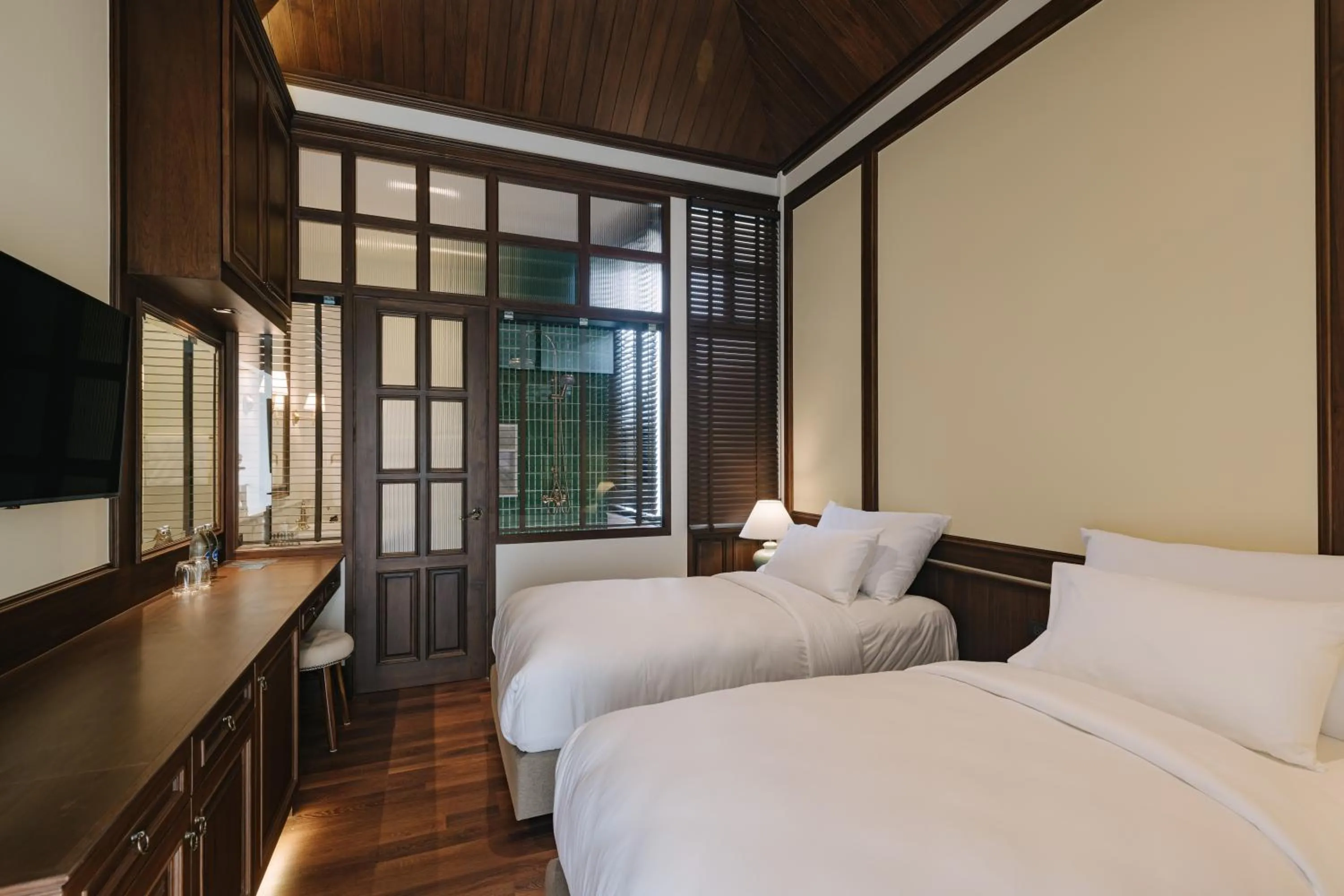 Photo of the whole room, Bed in Coucou Hotel