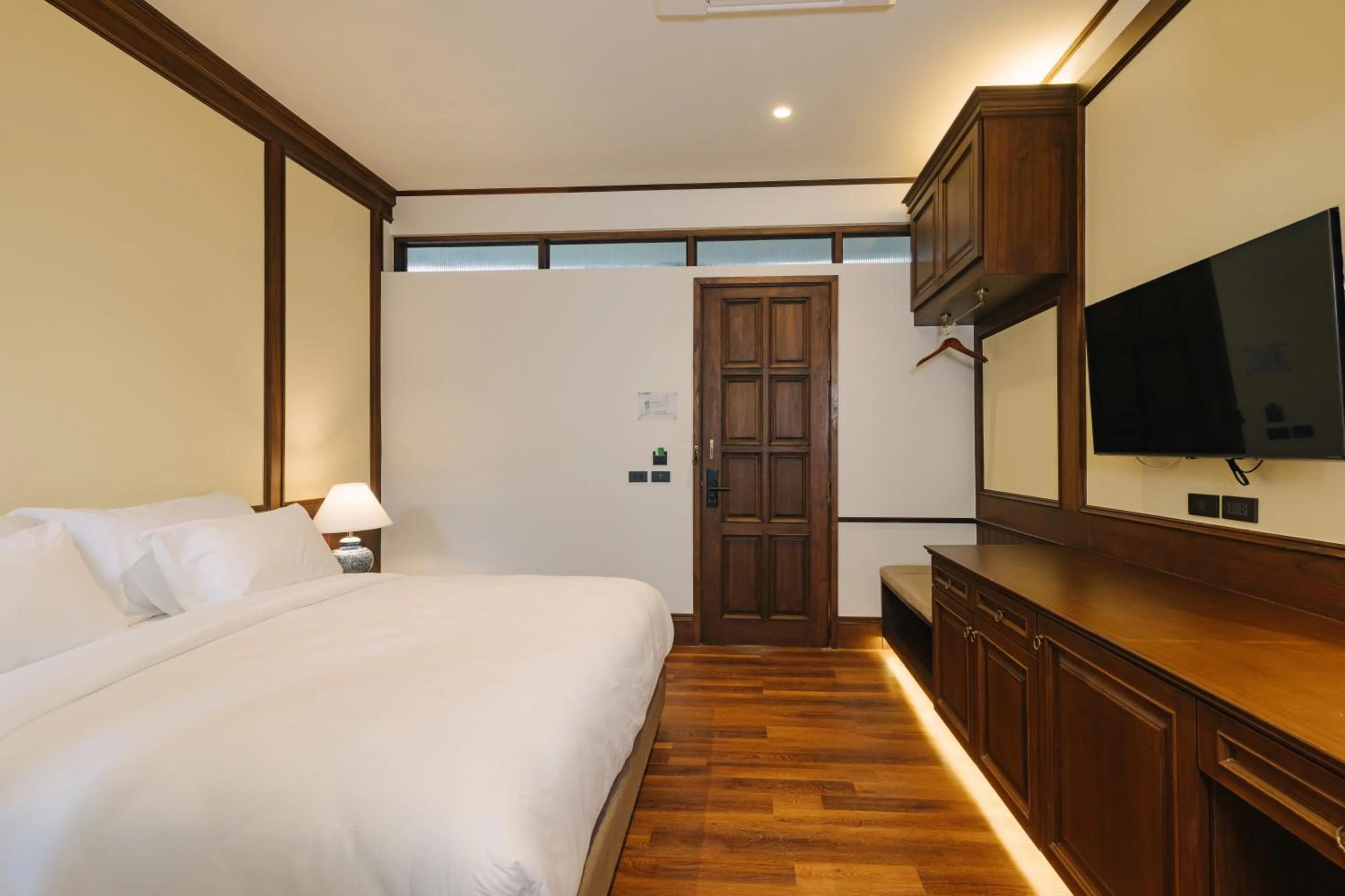 Photo of the whole room, Bed in Coucou Hotel