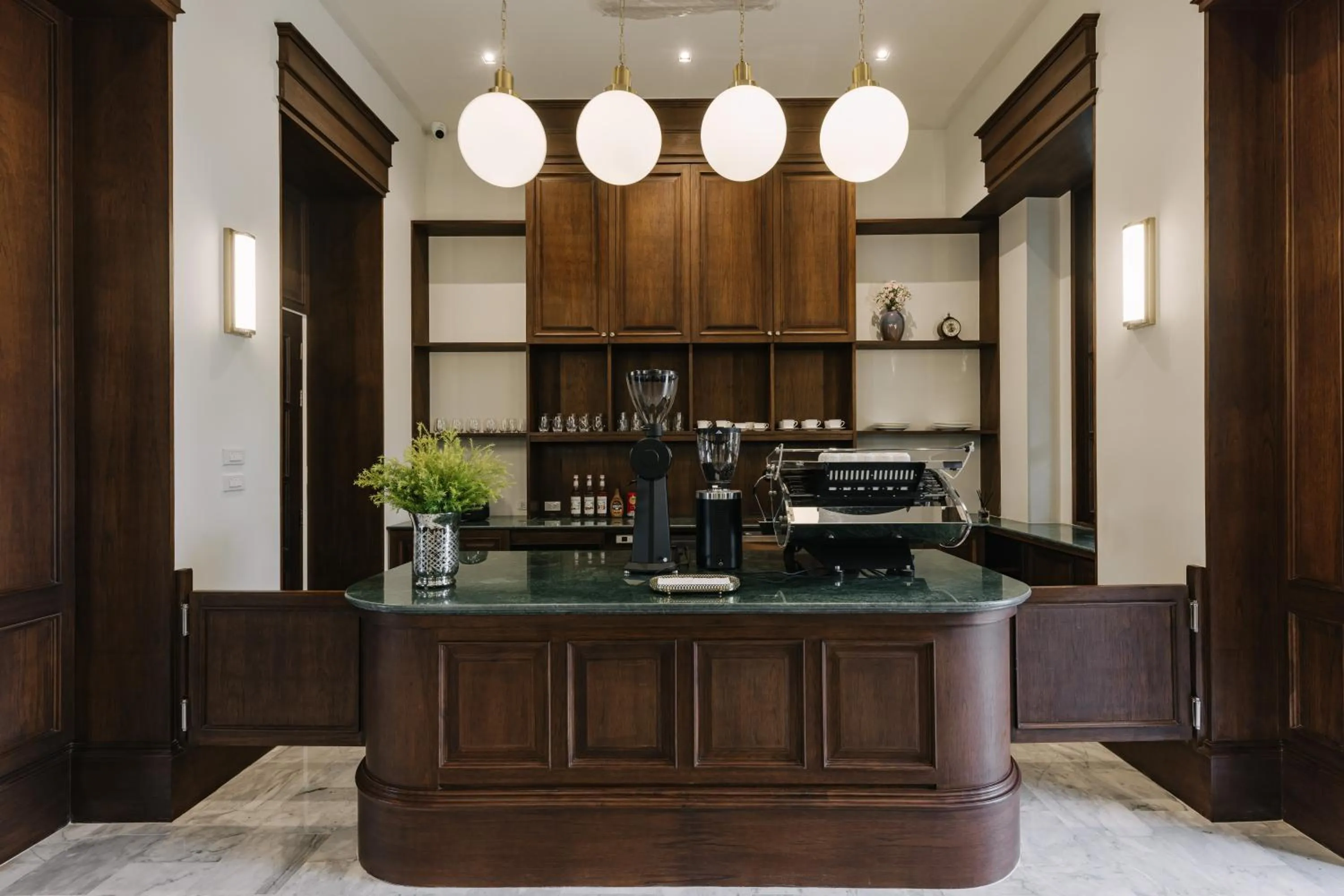 Restaurant/places to eat in Coucou Hotel