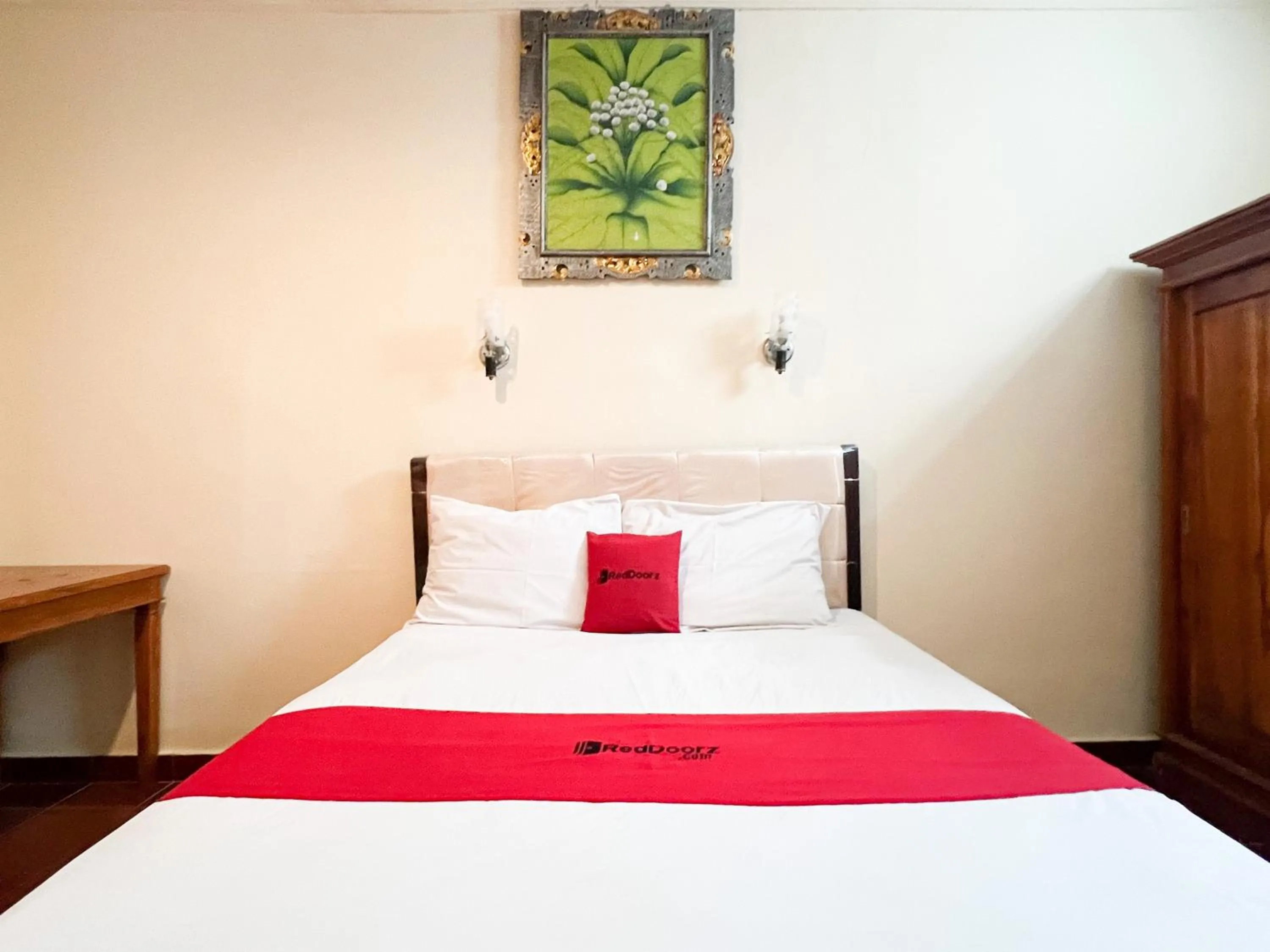 Bedroom, Bed in RedDoorz at Mahendra Beach Inn Kuta