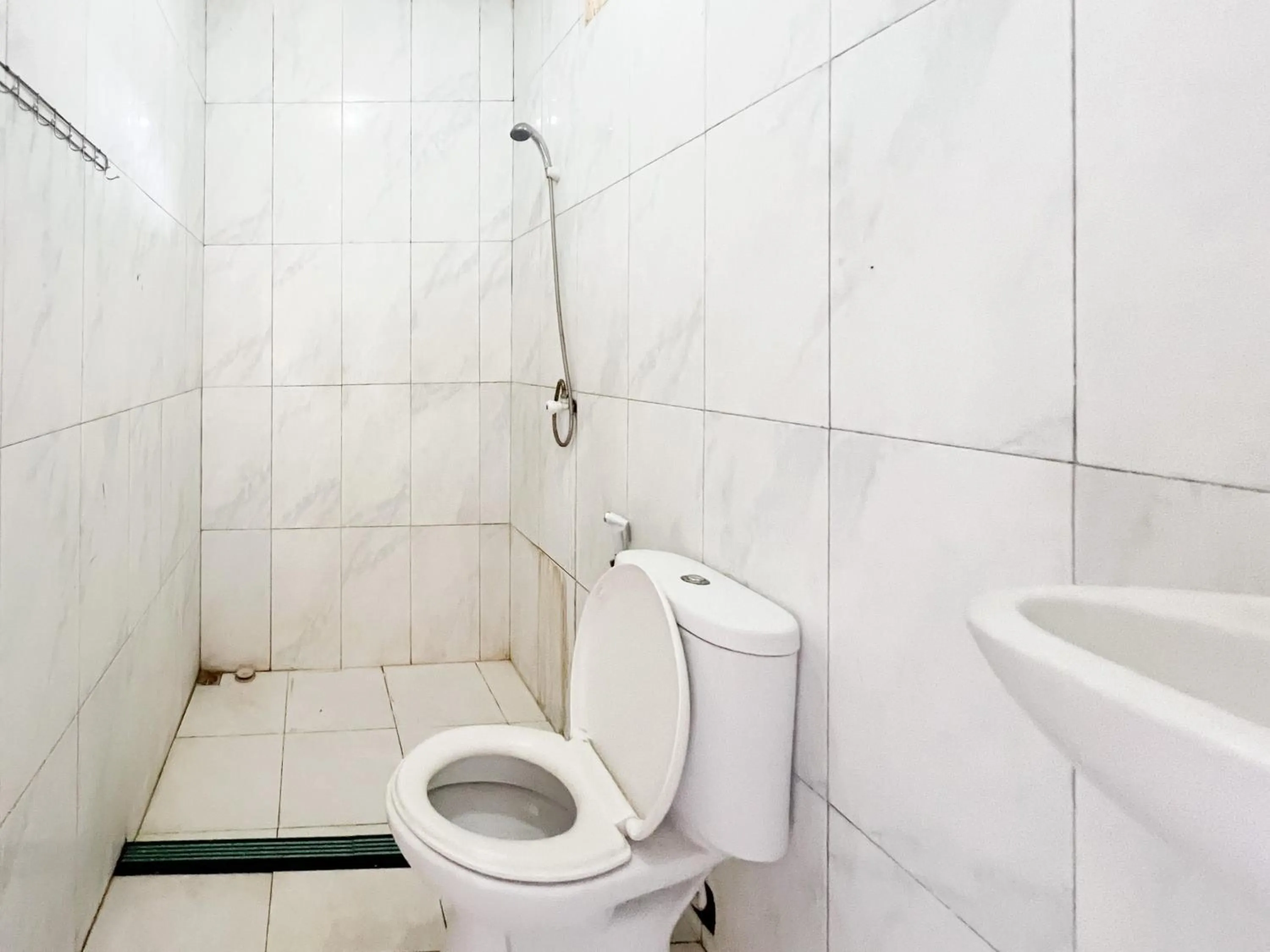 Bathroom in RedDoorz at Mahendra Beach Inn Kuta